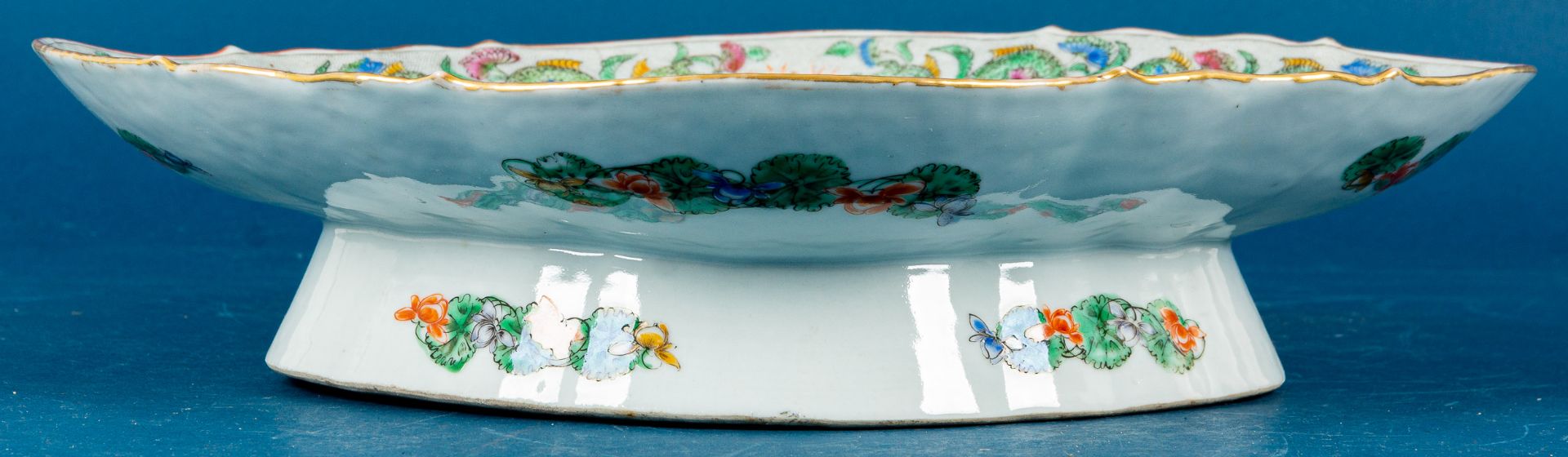 Große ovale, gefußte Platte, China, Weißporzellan mit polychromem figural- floral- und stilisiertem - Image 3 of 11