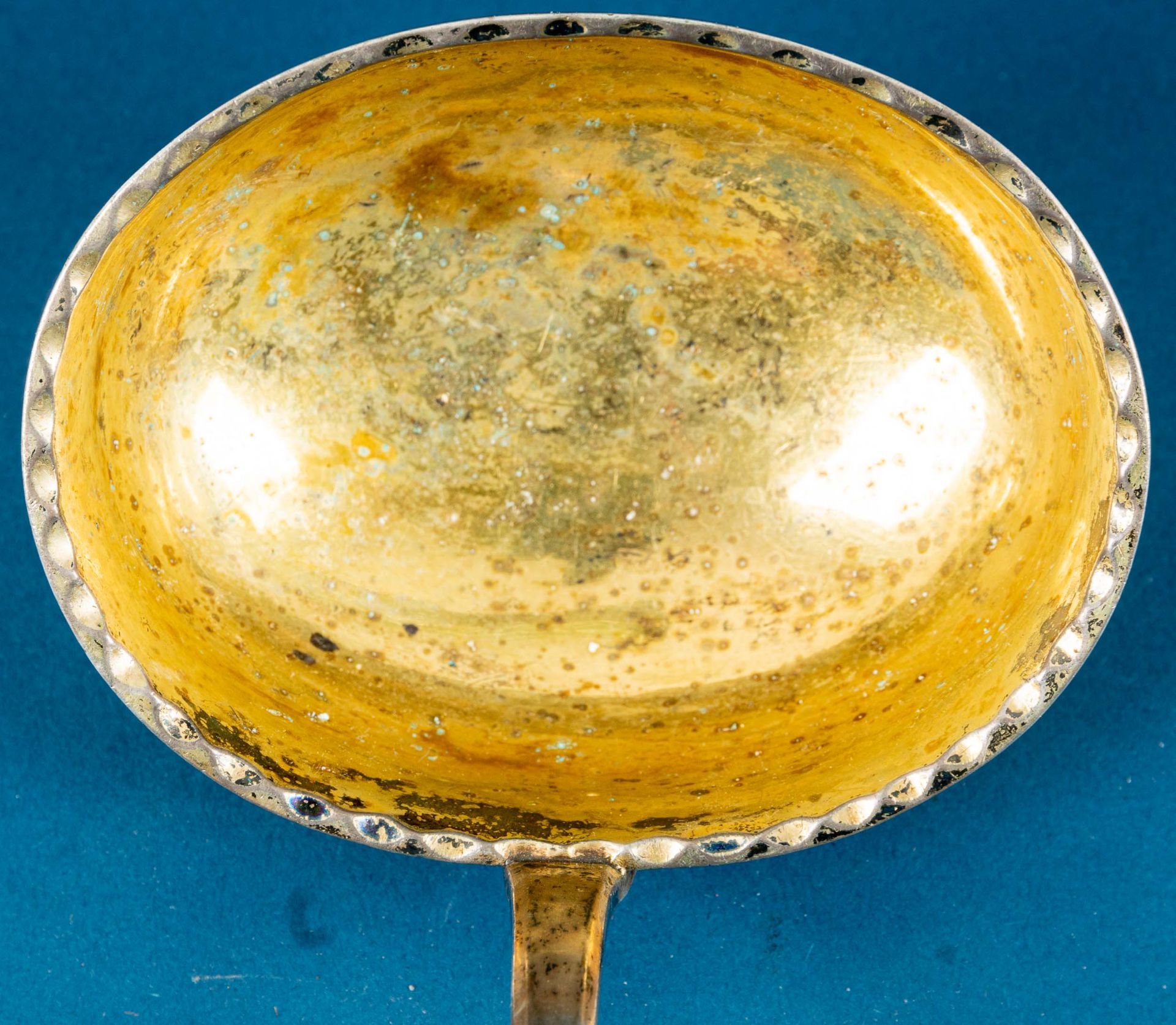 Große Suppenkelle, 12lötiges Silber, Meister "HIRSCH", innen vergoldete Mulde, außenseitig mit Perl - Image 4 of 6