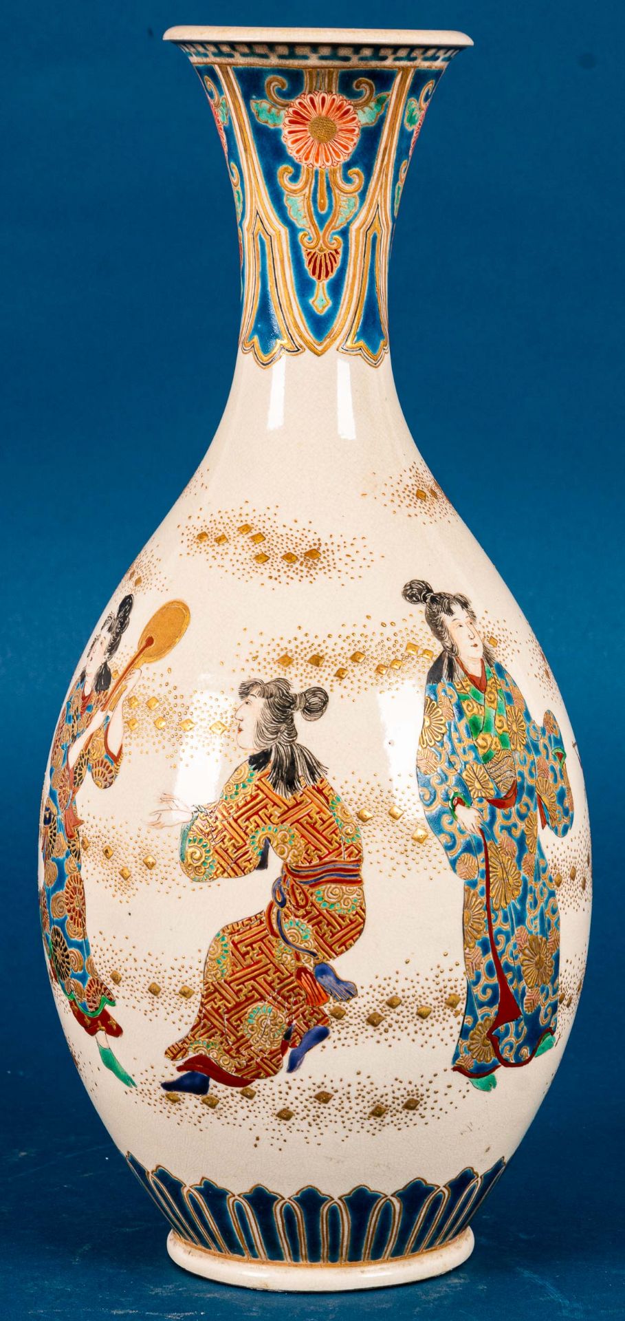 Hohe kegelförmige Vase, japan. Feinsteinzeug, heller Scherben mit "tanzenden Frauen" in aufwändigen - Image 7 of 20