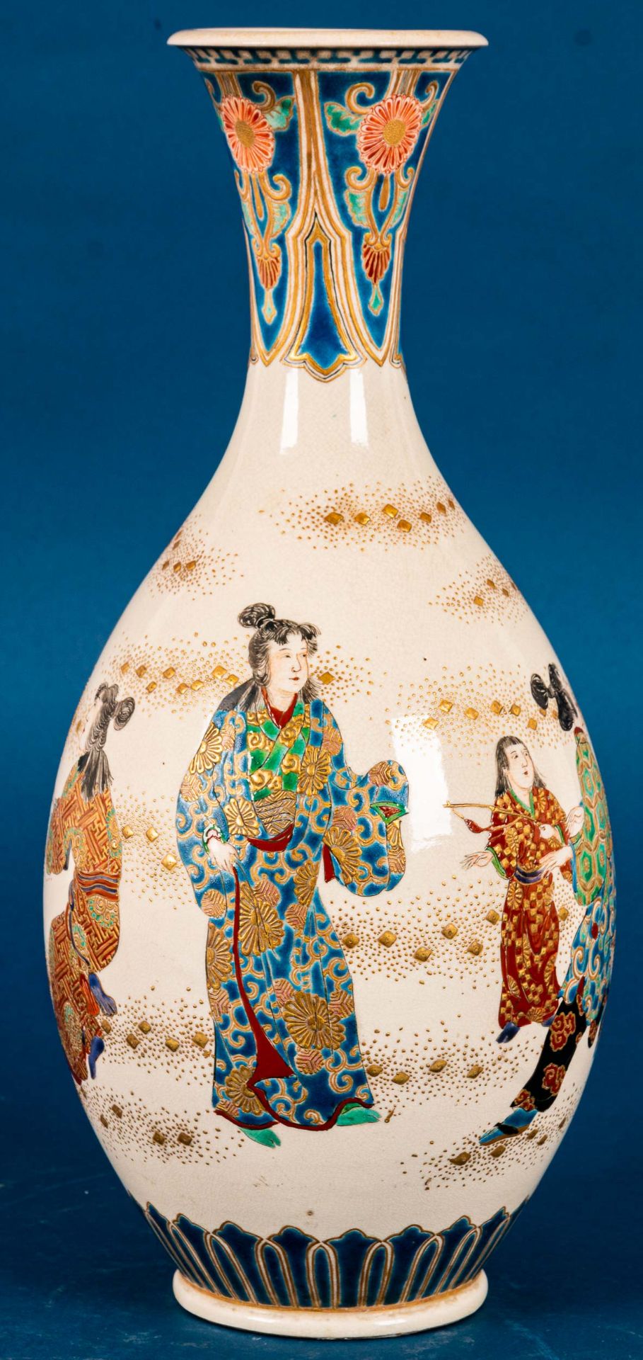 Hohe kegelförmige Vase, japan. Feinsteinzeug, heller Scherben mit "tanzenden Frauen" in aufwändigen - Image 8 of 20