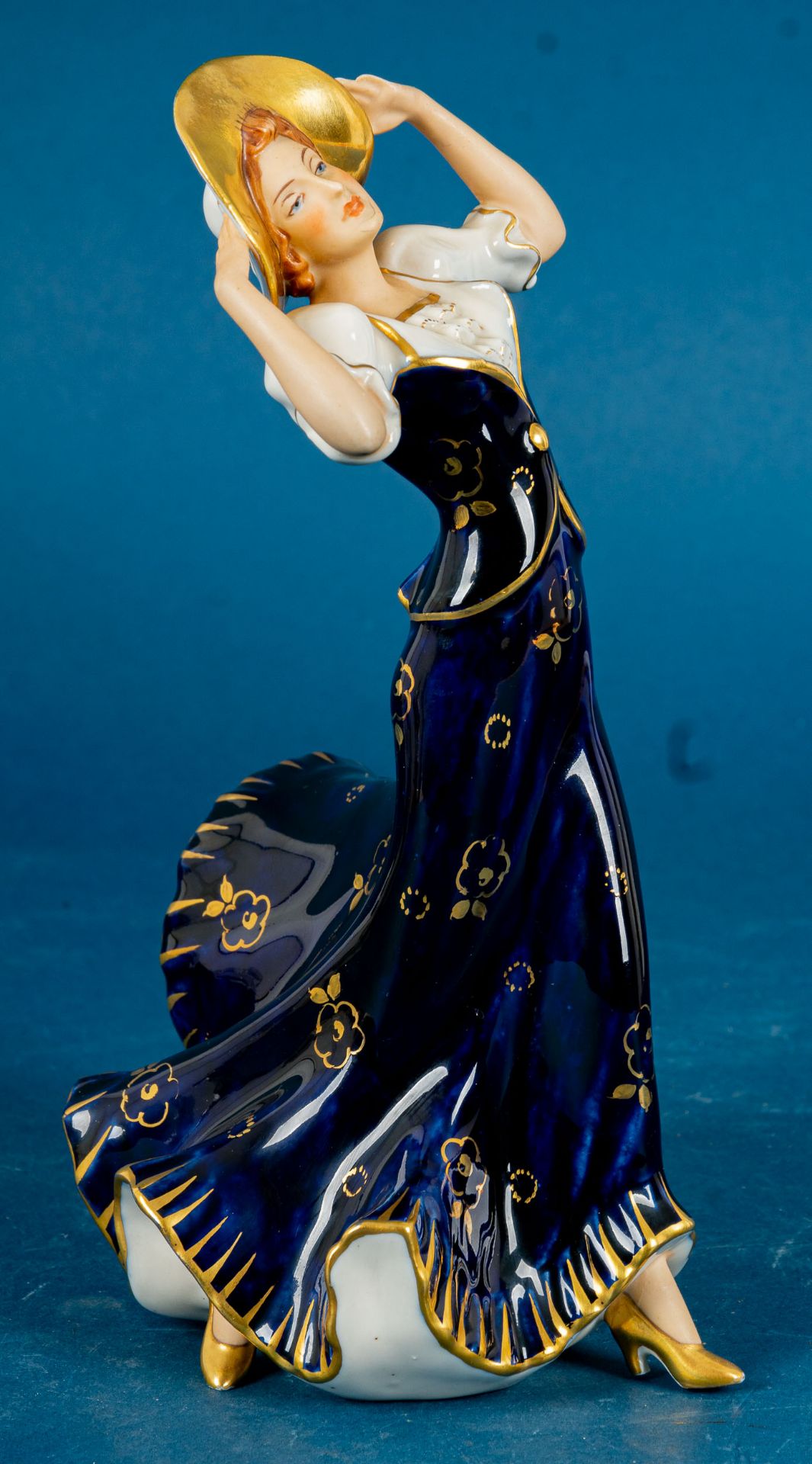 "Tango-Tänzerin", Royal Dux, polychrom staffiertes Weißporzellan, reicher Golddekor; sehr schöner E - Image 6 of 14