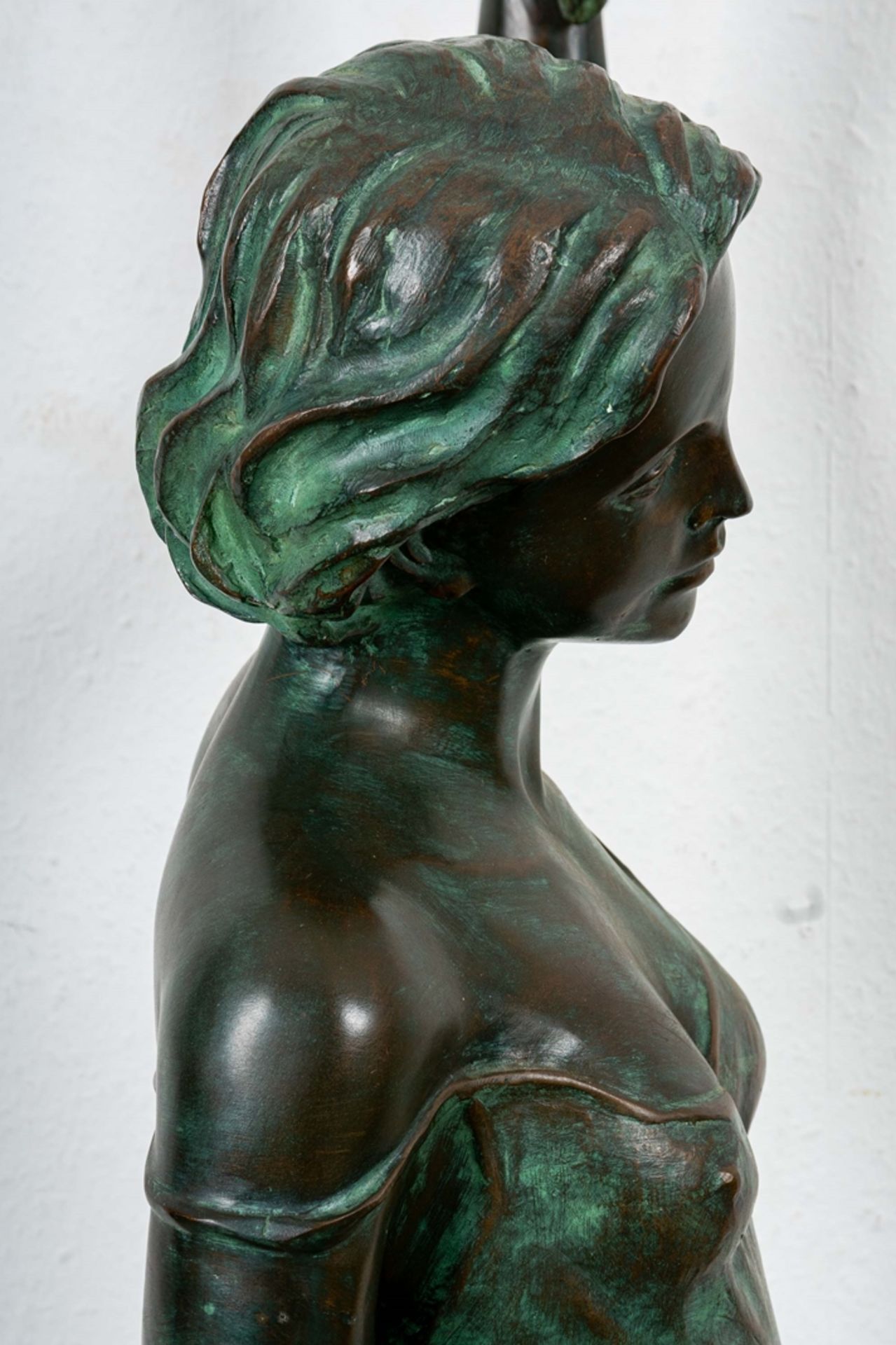 Große einflammige Figurenlampe, Bronze-Hohlguss mit grünlich-brauner Patina, ihre linke Hand emporg - Image 19 of 20