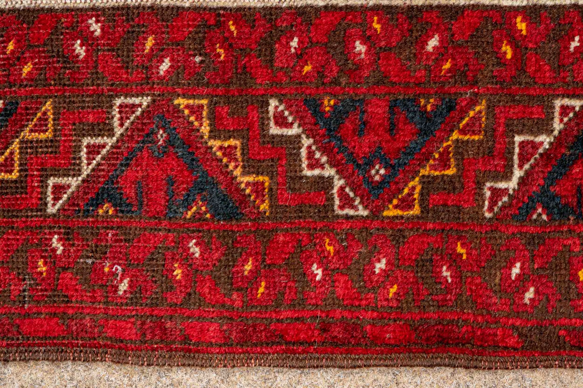 Antike Ersarie-Brücke, Turkmenistan Ende 19. Jhdt. Format ca. 212 x 110 cm. Glänzende Schafschurwol - Image 5 of 7