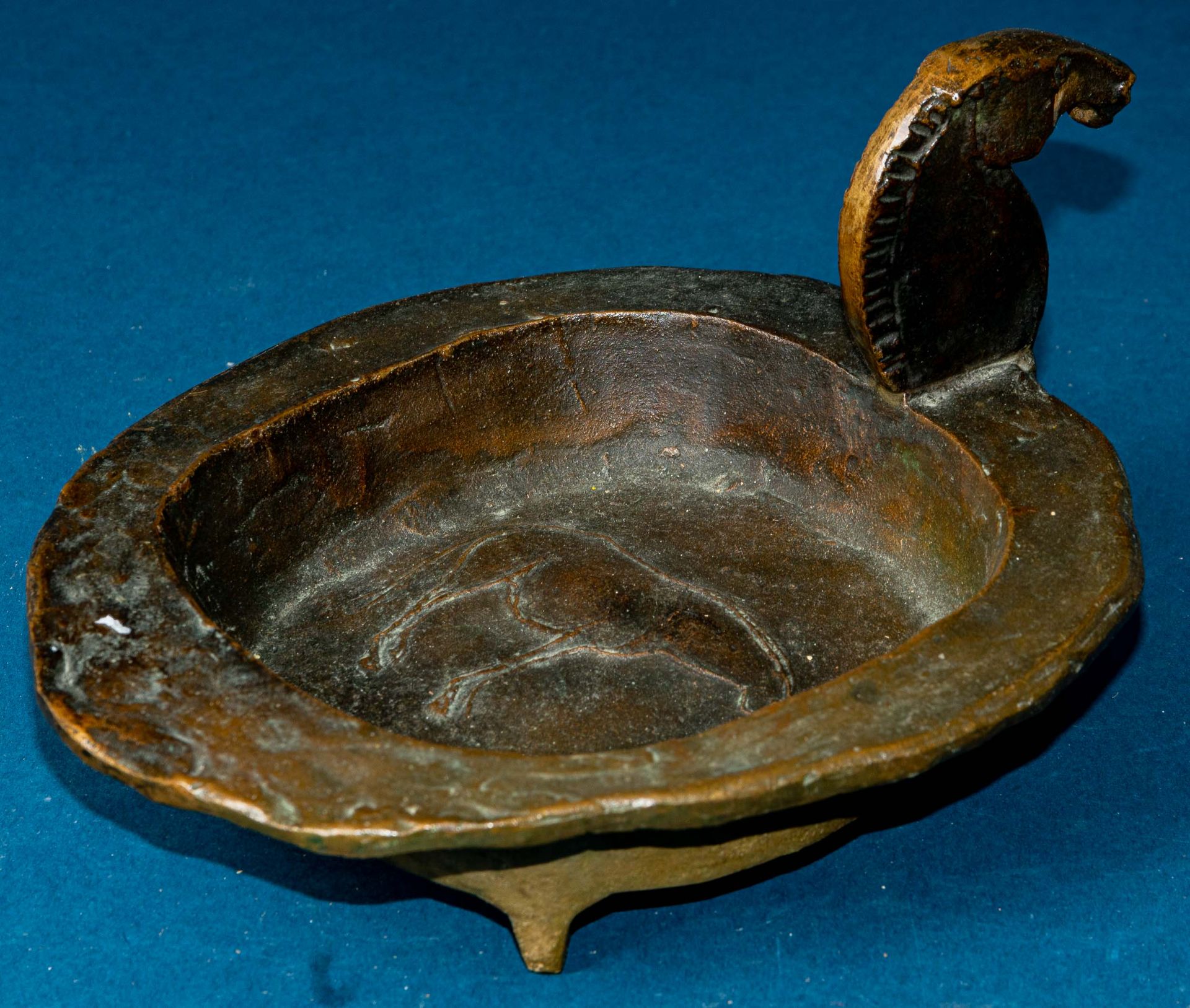 Zeitgenössische Bronze-Objekt in archaischer Formgebung mit "Pferde"-Deko, gefußte Schale ca. 11,5  - Bild 2 aus 11