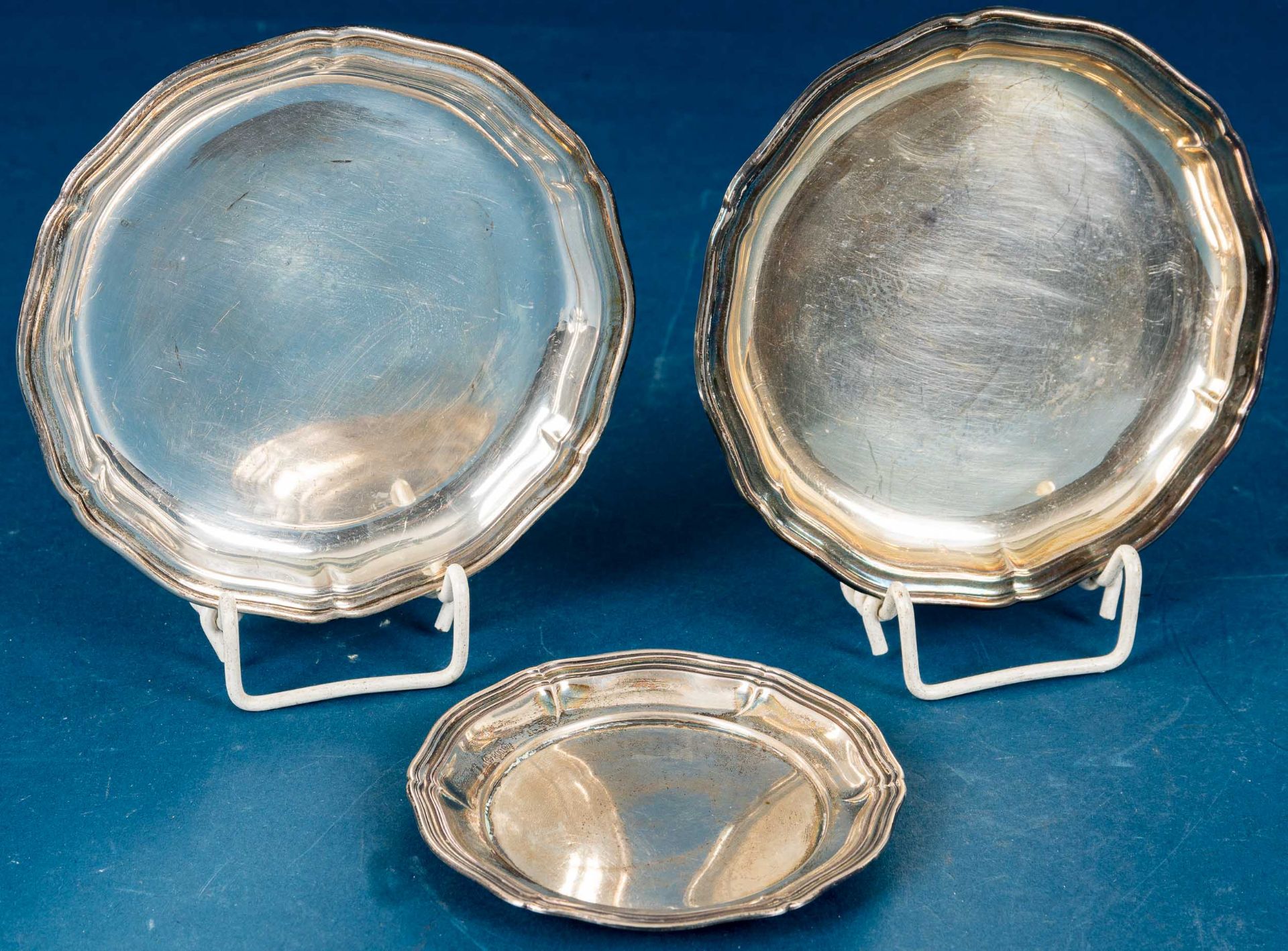 3 Glasuntersetzer, 800er Silber, 2 x Durchmesser ca. 10 cm, 1 x ca. 13 cm, zusammen ca. 180 gr.