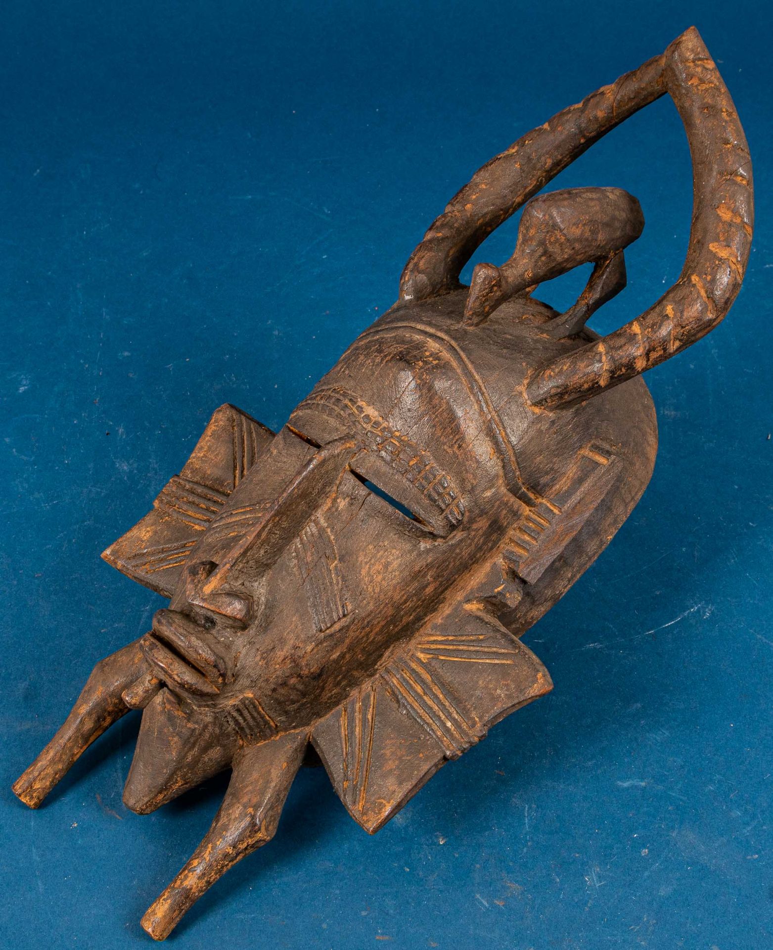Alte oder antike afrikanische Maske, holzgeschnitzt. Ca. 38,5 cm Höhe; guter, unperfekter Erhalt mi - Image 5 of 11