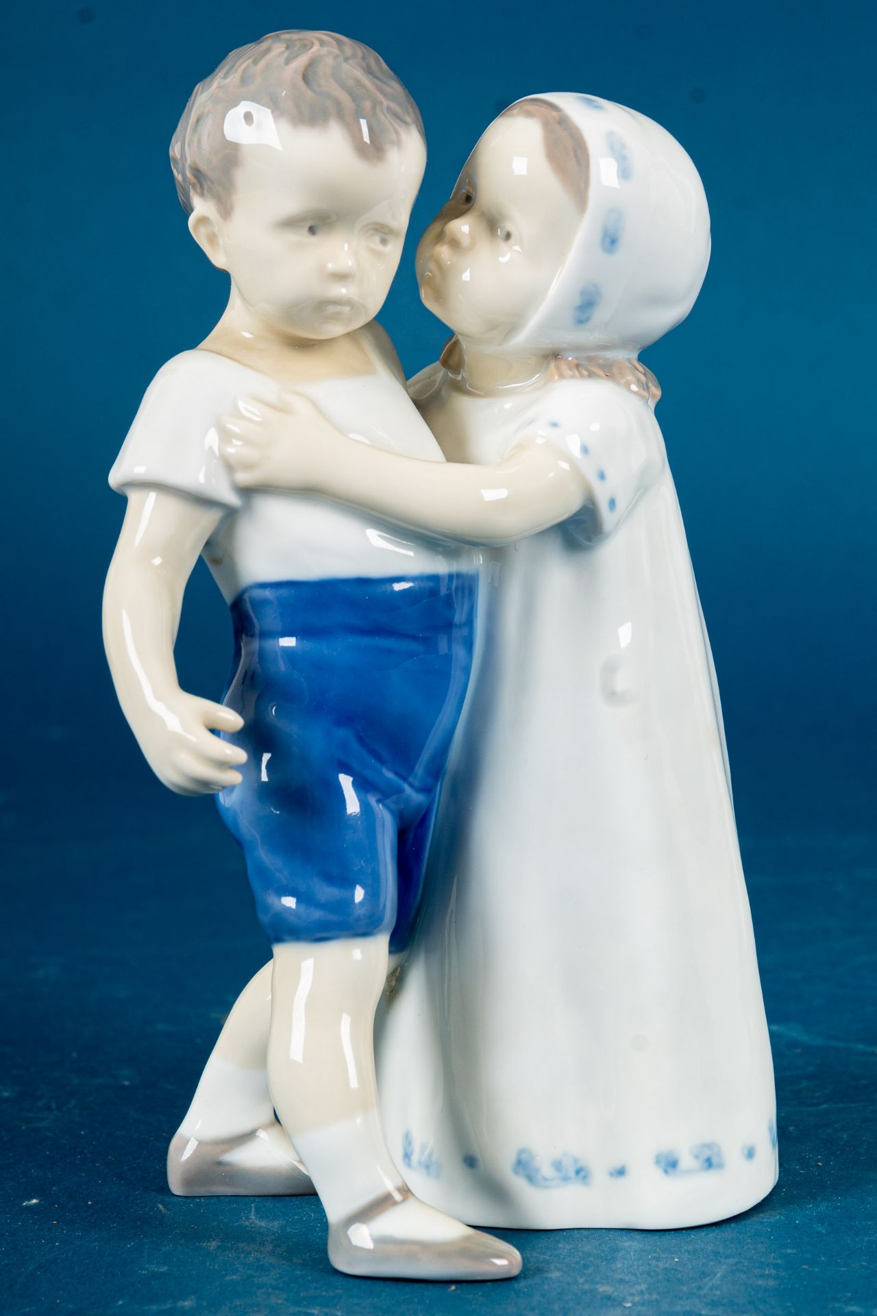 "Junge Liebe", mit sanften Tönen polychrom bemalte Figurengruppe eines sehr jungen Paares, Bing & G