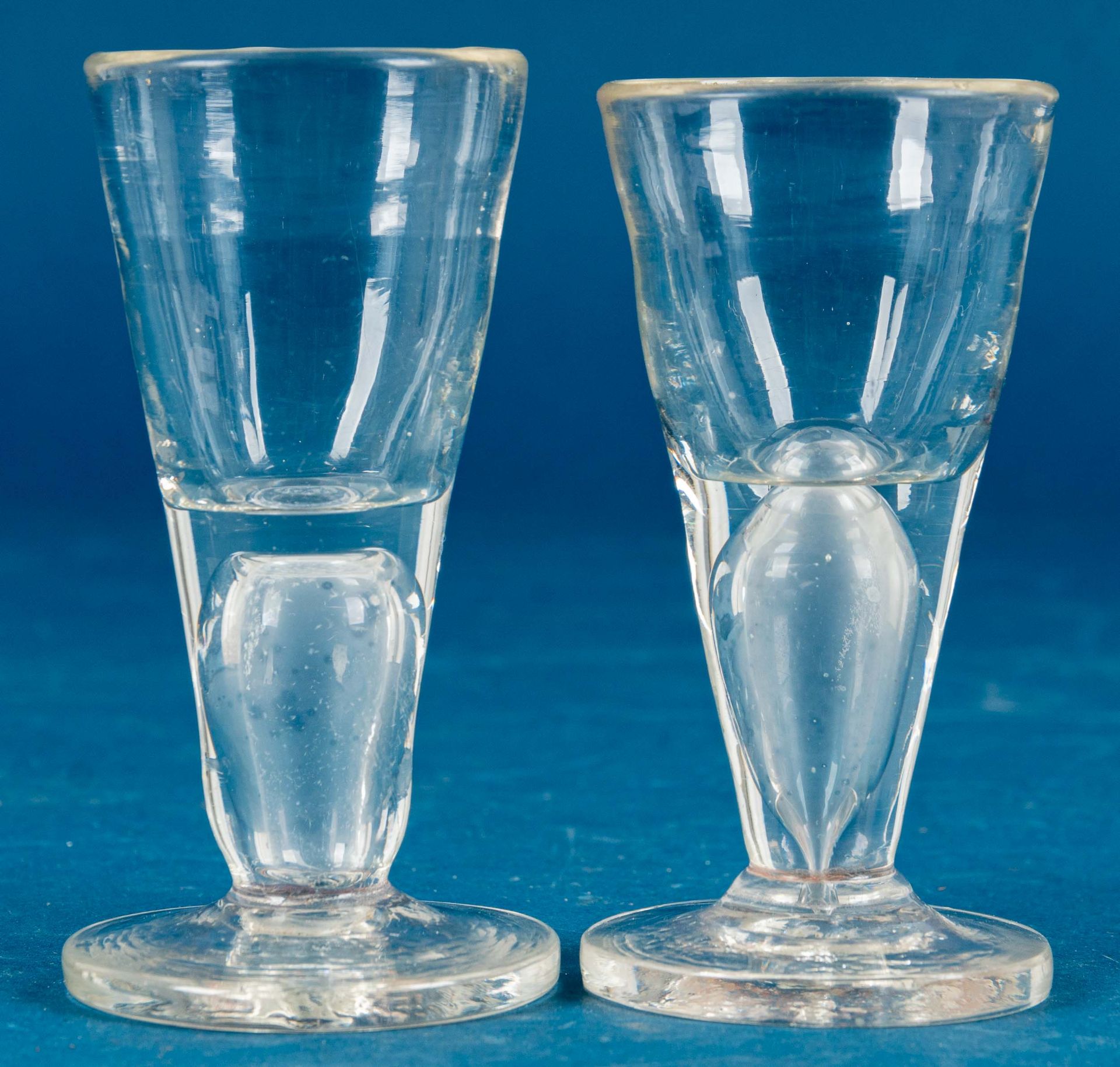 2 antike Schnapsgläser, sogen. Wachtmeister, farbloses Klarglas mit Schlieren, unteres Griffstück m - Bild 2 aus 7