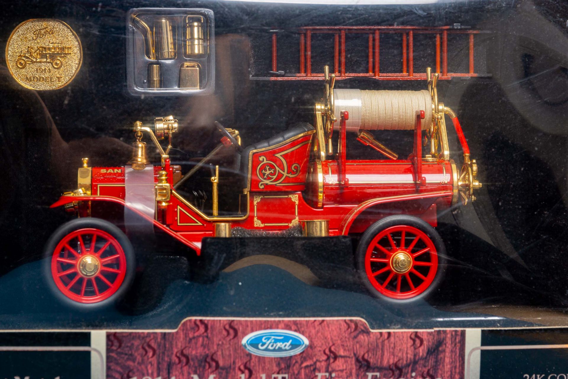 2 orig. verpackte "FIRETRUCKS", Maßstab 1:18, Ford-Modell Feuerwehr-Autos. Ungeprüft. - Bild 20 aus 20