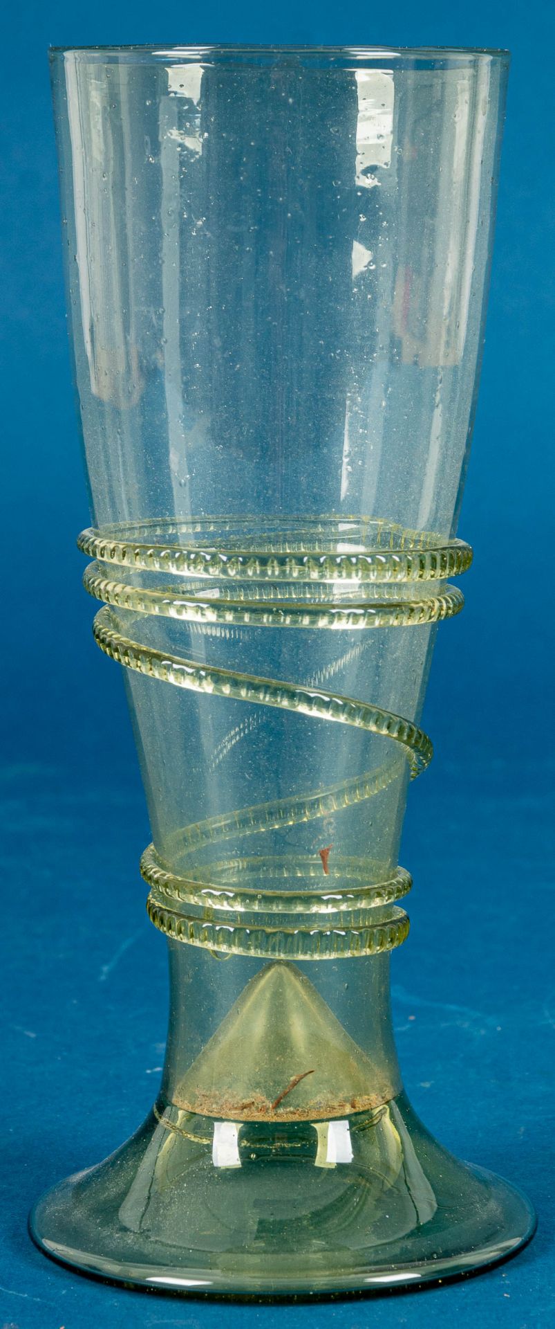 Großes antikes Trinkglas, grünliches Glas mit unzähligen Luftblaseneinschlüssen; mehrteilige Fertig - Bild 2 aus 6