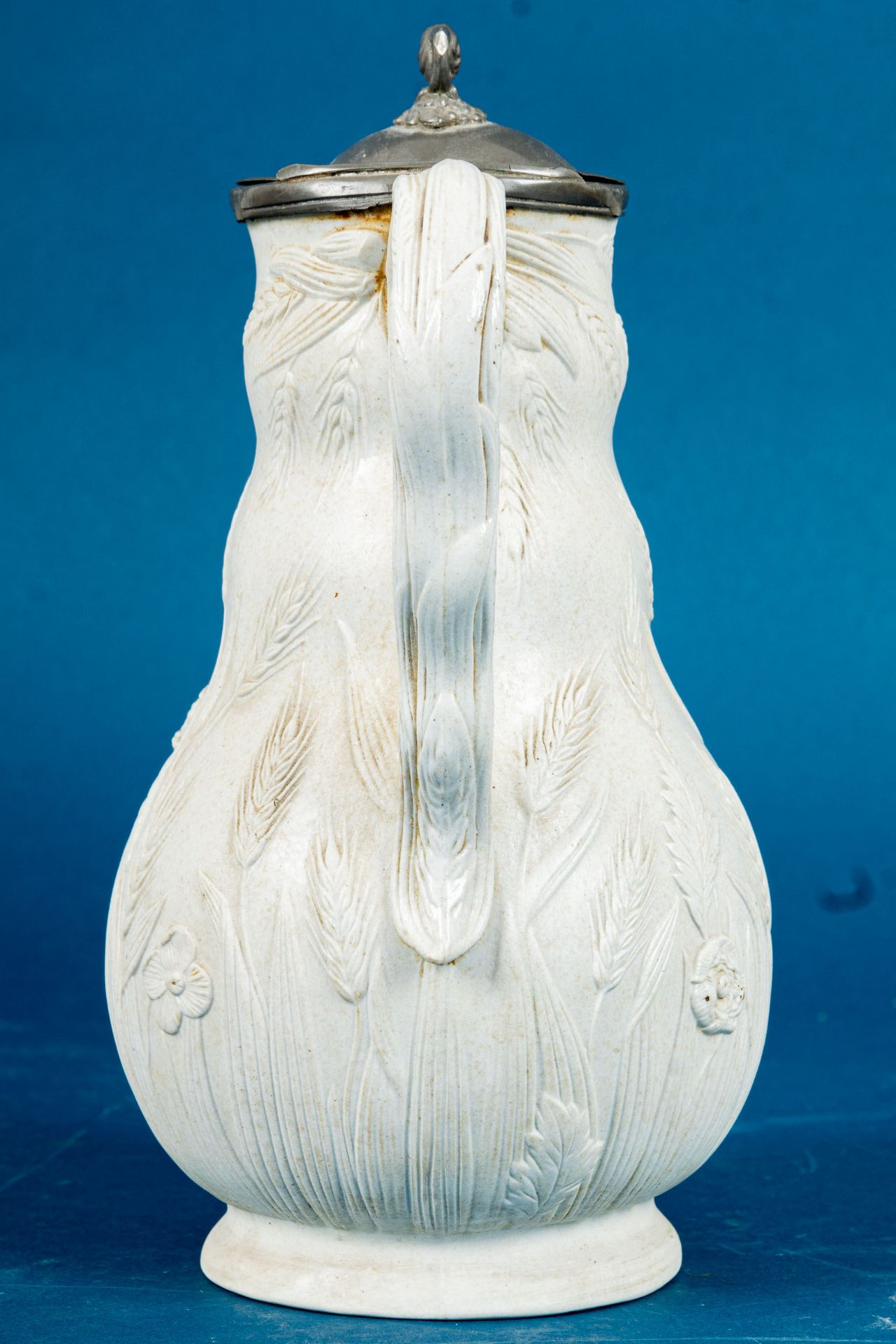 Dekorativer Model-Krug mit Ährendekoren, Jugendstil deutsch um 1900, ungemarkt, Zinndeckelmontur mi - Image 4 of 11