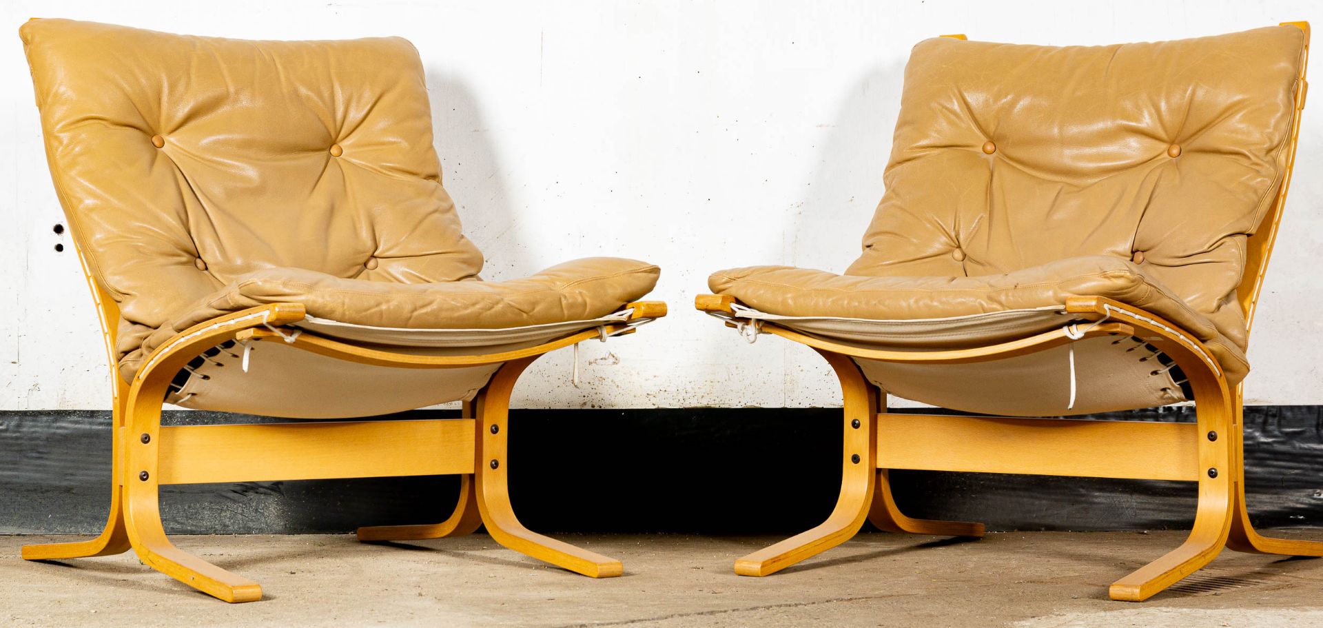 Paar bequemer Siesta-Sessel, beigefarbene Lederbezüge, Konstruktion aus gebogenem Weißbuchenschicht - Bild 6 aus 14