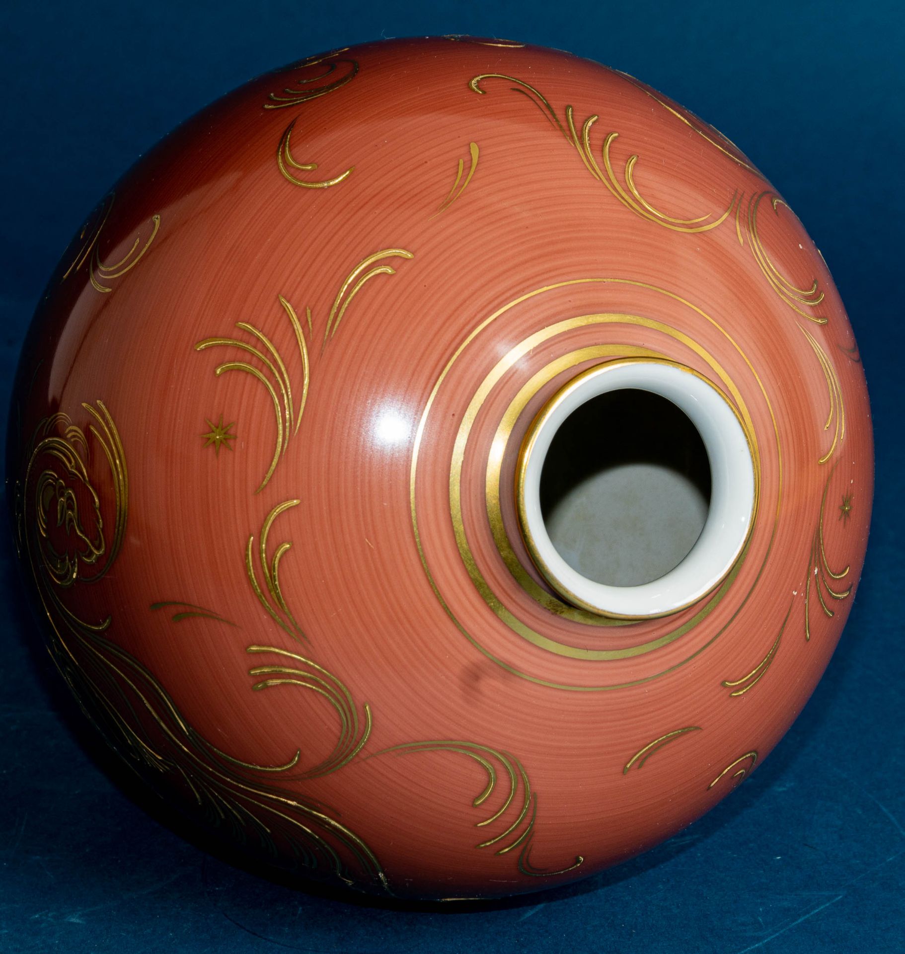 Bauchige Vase, Fürstenberg, Weißporzellan mit rotbräunlichem Fond und verspielten Golddekoren in ba - Image 5 of 8