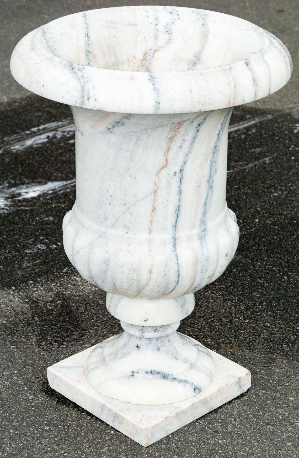 Klassische Parkvase/ Gartenvase, weiß-grauer Marmor, Höhe ca. 72 cm, Durchmesser ca. 48 cm; Bodenpl - Bild 9 aus 9