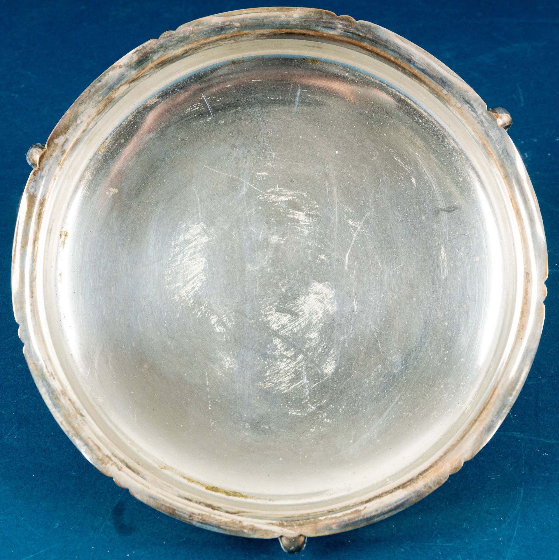 Runde Obstschale, auf 3 Kugelfüßen stehend, Metall versilbert, um 1930, Durchmesser ca. 22,5 cm, gu - Bild 6 aus 8