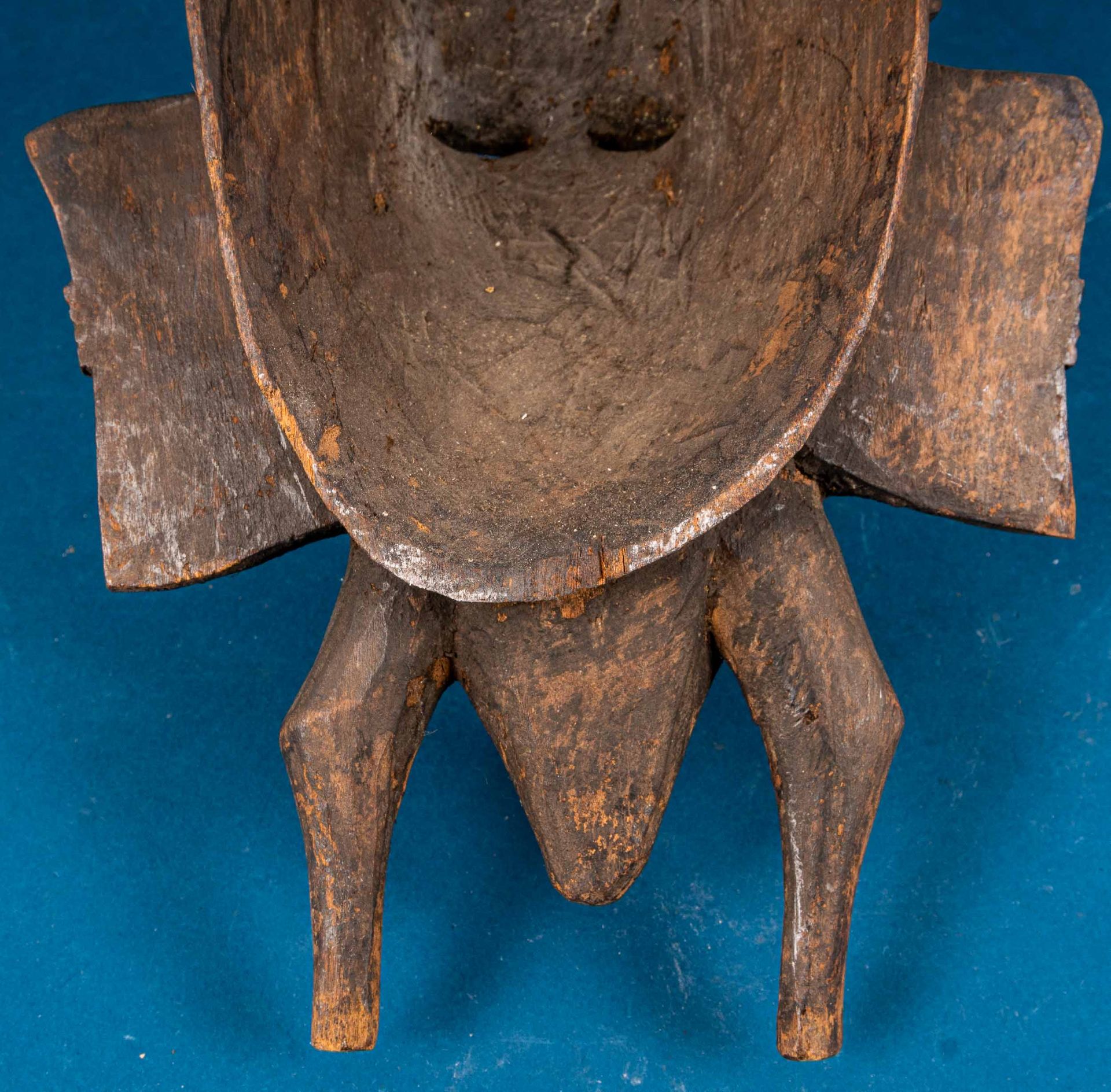 Alte oder antike afrikanische Maske, holzgeschnitzt. Ca. 38,5 cm Höhe; guter, unperfekter Erhalt mi - Image 9 of 11