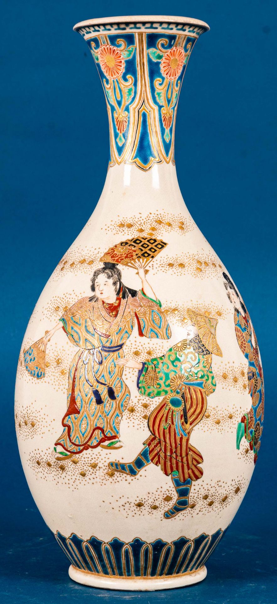 Hohe kegelförmige Vase, japan. Feinsteinzeug, heller Scherben mit "tanzenden Frauen" in aufwändigen