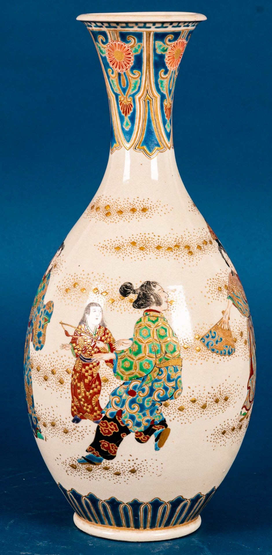 Hohe kegelförmige Vase, japan. Feinsteinzeug, heller Scherben mit "tanzenden Frauen" in aufwändigen - Image 9 of 20