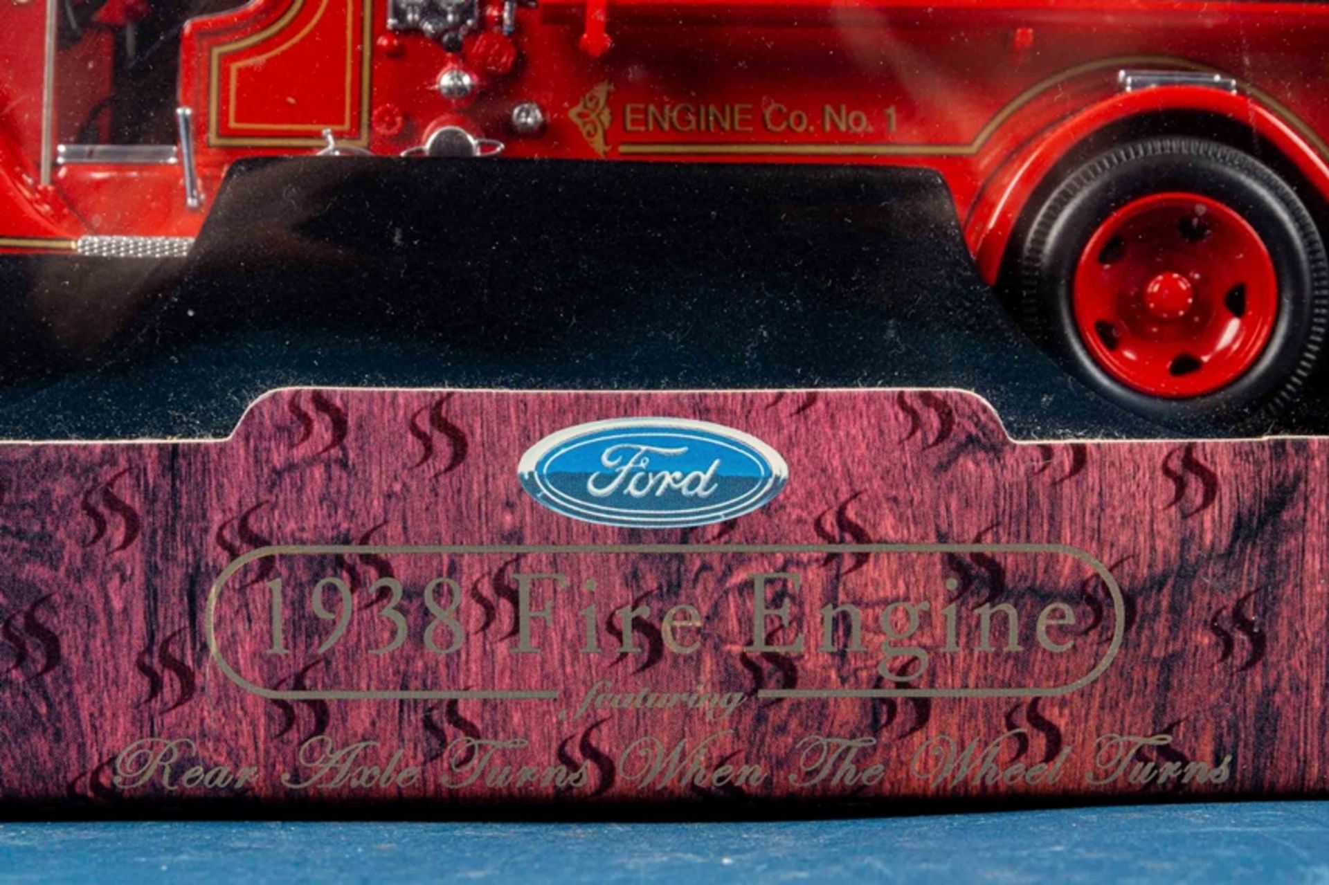 2 orig. verpackte "FIRETRUCKS", Maßstab 1:18, Ford-Modell Feuerwehr-Autos. Ungeprüft. - Bild 6 aus 20