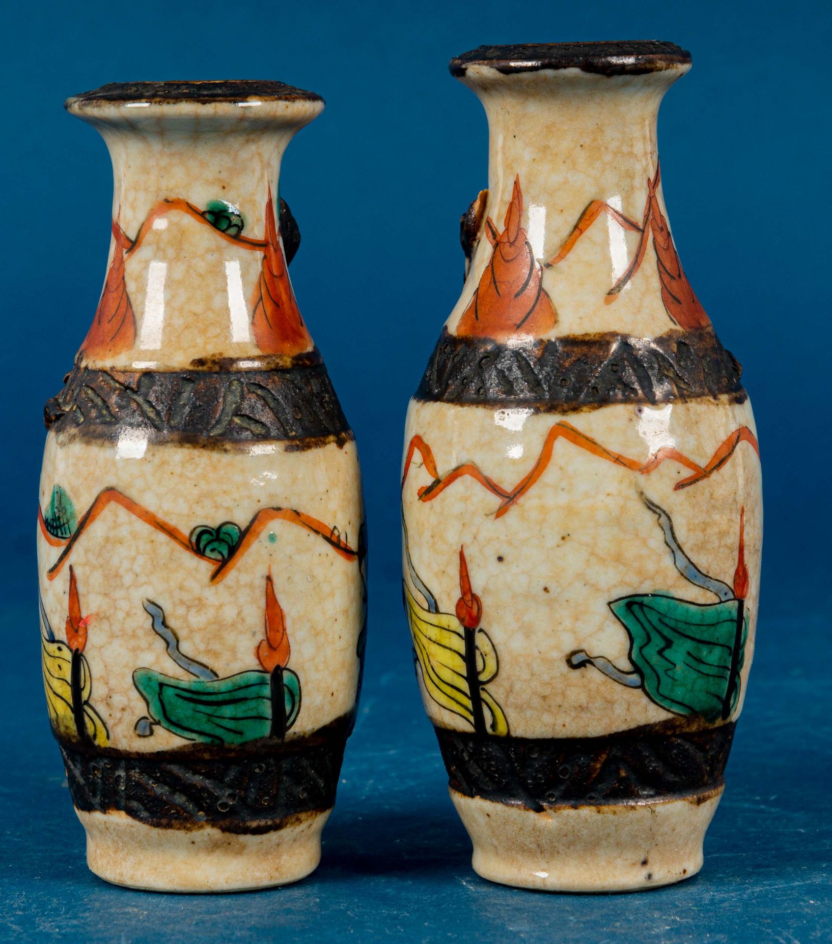 Paar kleiner südostasiatischer Tischvasen, Keramik mit Kragueluren-Glasur, Höhe je ca. 12 cm, ungem - Image 4 of 6