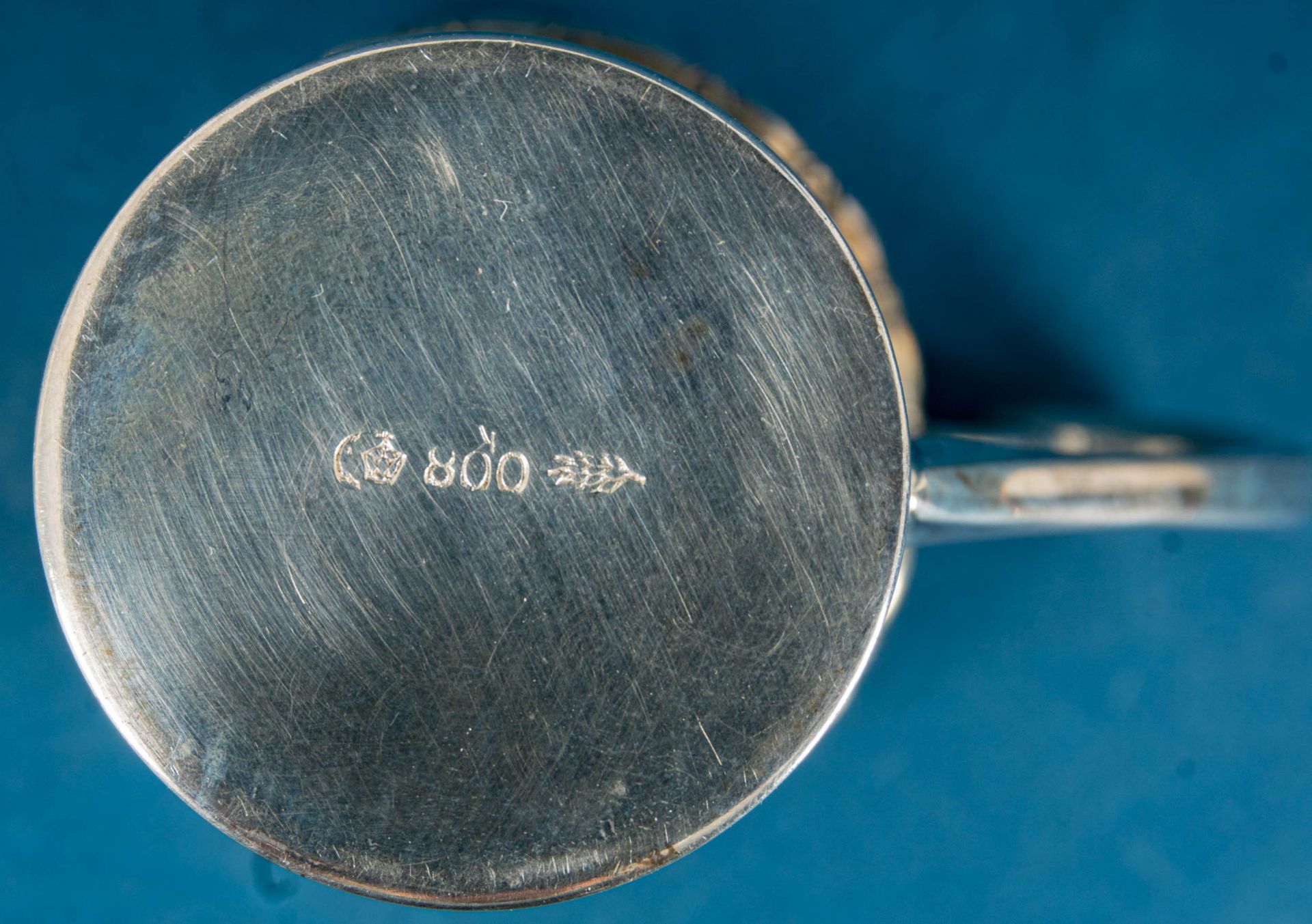 Taufbecher & Schnapsbecher aus 800er Silber, zusammen ca. 60 gr., Höhe ca. 4,5 bzw. 7,5 cm. Versch. - Image 5 of 6