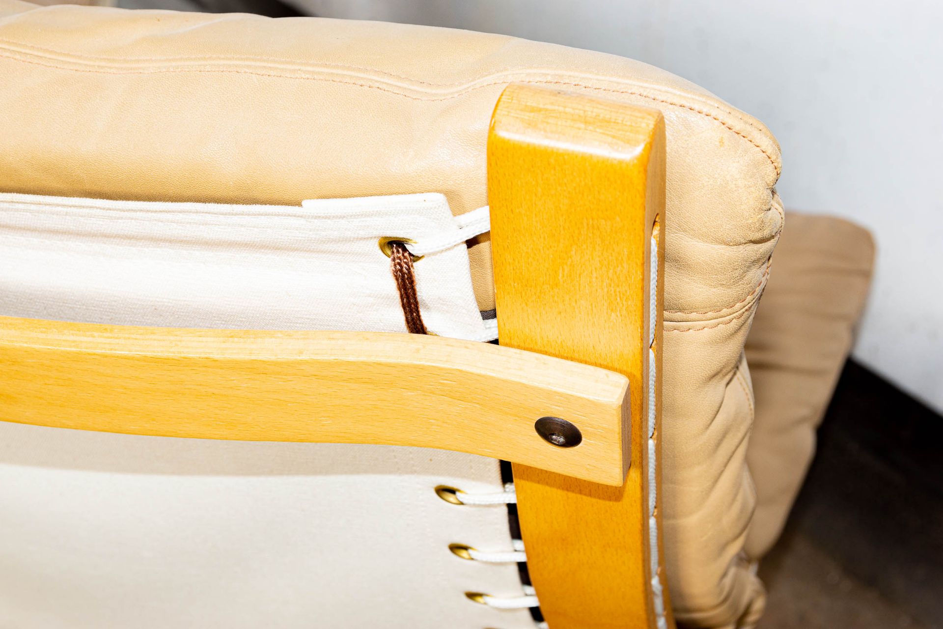 Paar bequemer Siesta-Sessel, beigefarbene Lederbezüge, Konstruktion aus gebogenem Weißbuchenschicht - Bild 11 aus 14