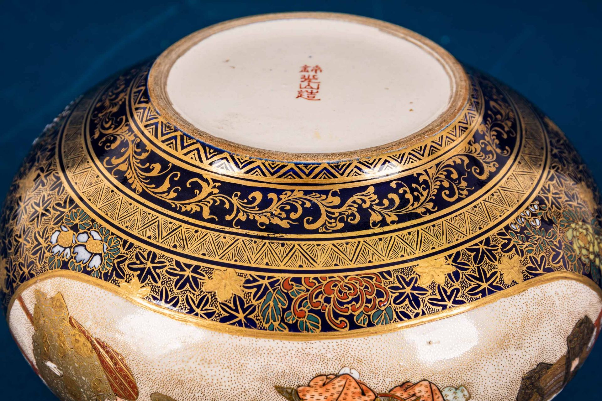 Antike Kinkozan - Irdenware um 1900; heller Scherben, kobaldblauer Fond, aufwändig mit Emaillefarbe - Image 22 of 26