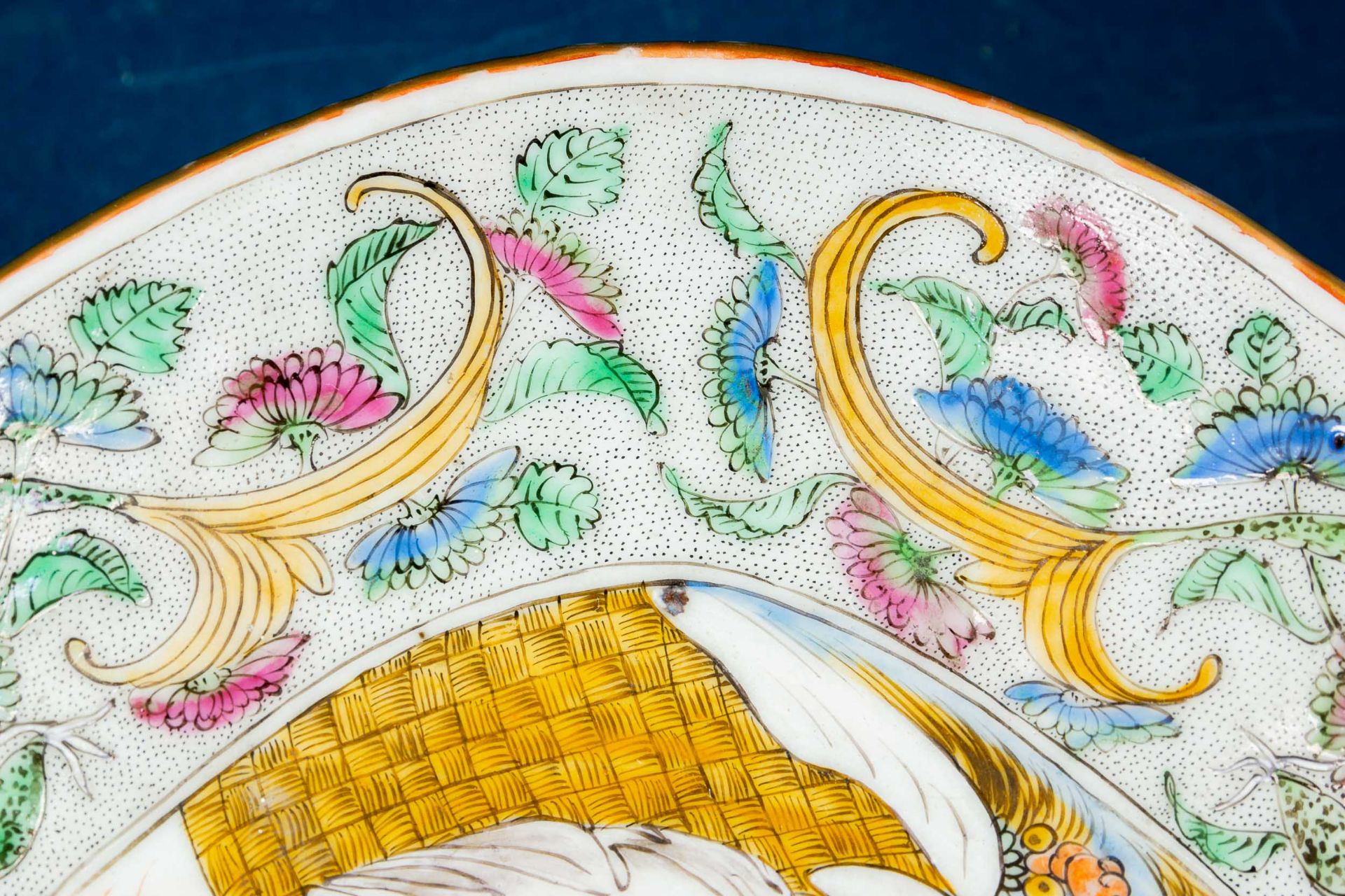 Große ovale, gefußte Platte, China, Weißporzellan mit polychromem figural- floral- und stilisiertem - Image 7 of 11