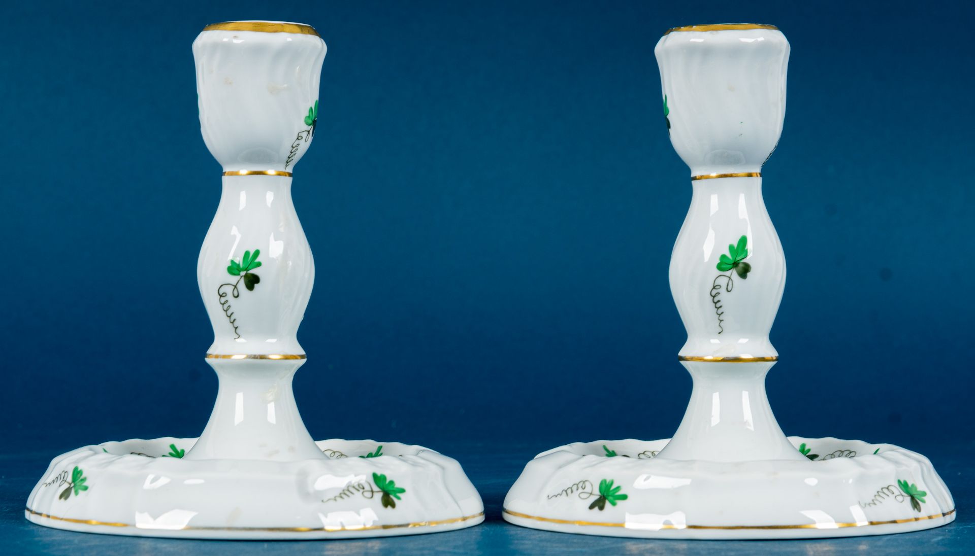 Paar einflammiger Tischkerzenleuchter in barocker Formgebung, Herend Weißporzellan mit polychromem - Image 3 of 10