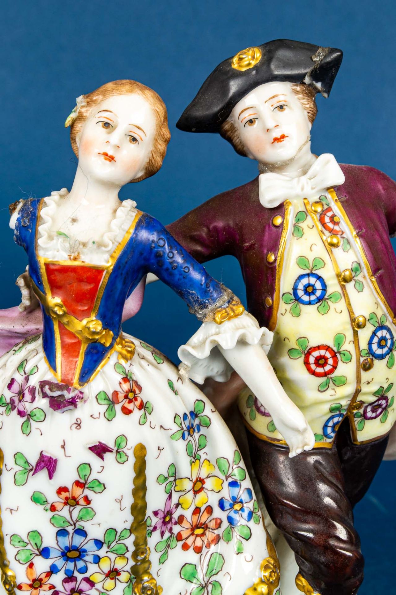 Beschädigte Porzellan Figurengruppe, Pseudo - Wien - Bindenschildmarke, 2 Arme liegen lose bei. Höh - Image 3 of 14
