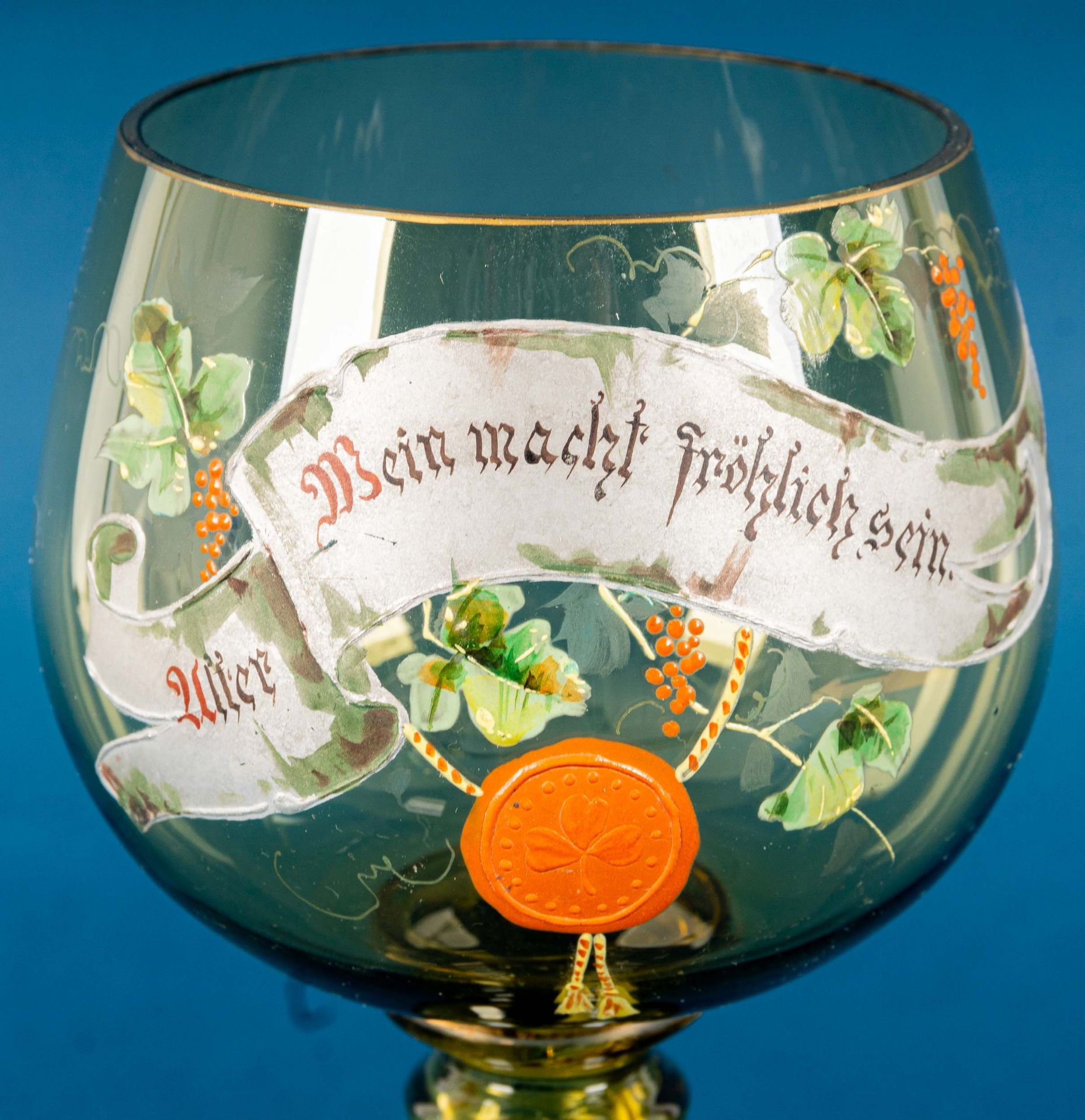 Großes Weinglas sog. "Römer", grünliches Glas mit dezentem Goldrand, Kuppa frontal mit polychromer  - Bild 3 aus 10