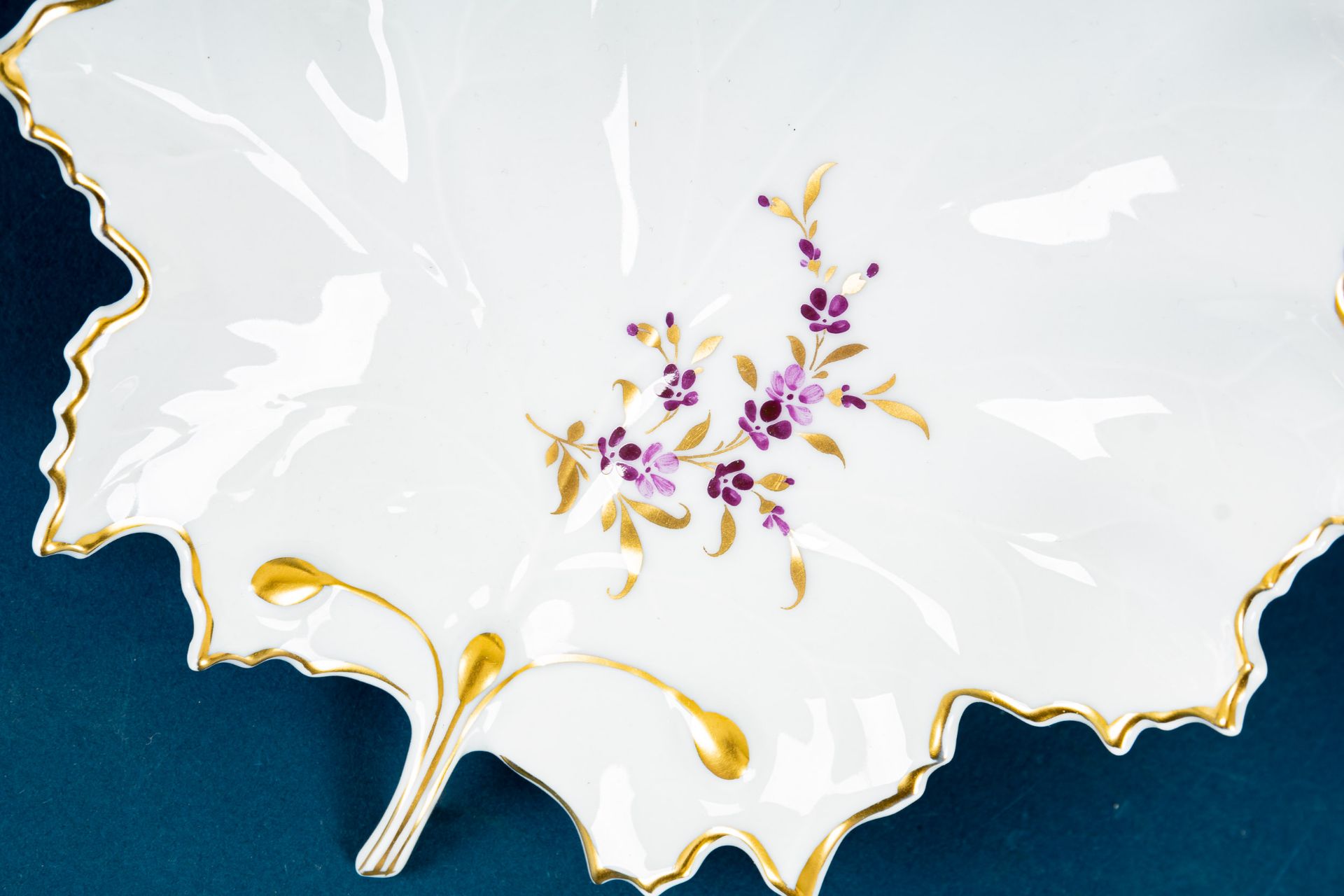 Blattschale, Höchst-Porzellan, Länge ca. 19 cm, Weißporzellan mit dezentem Floraldekor in Violett & - Image 2 of 9