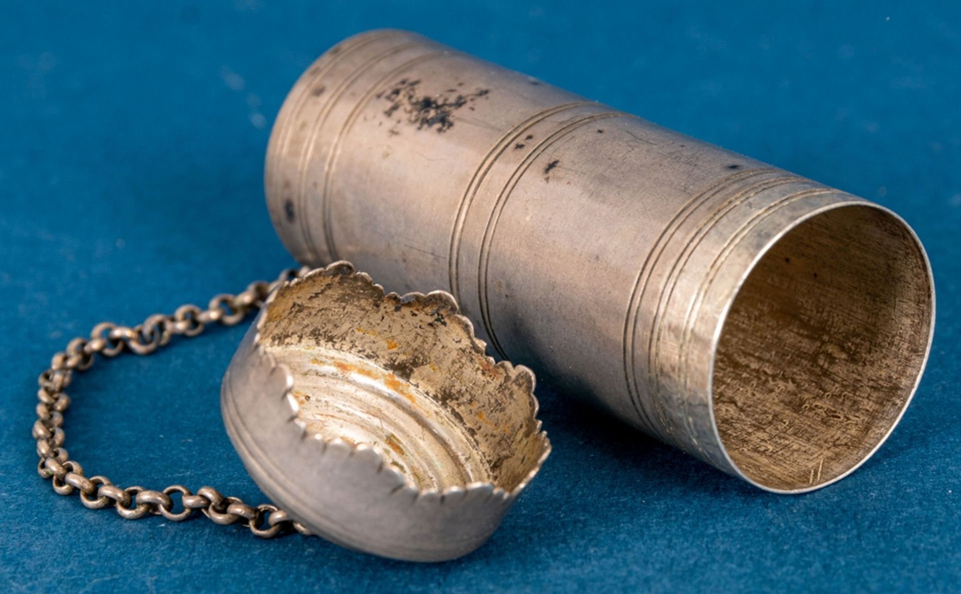 Altes oder antikes Münzbehältnis, Röhre mit Deckelabschluss an Befestigungs- bzw. Tragekettchen, zu - Image 4 of 4