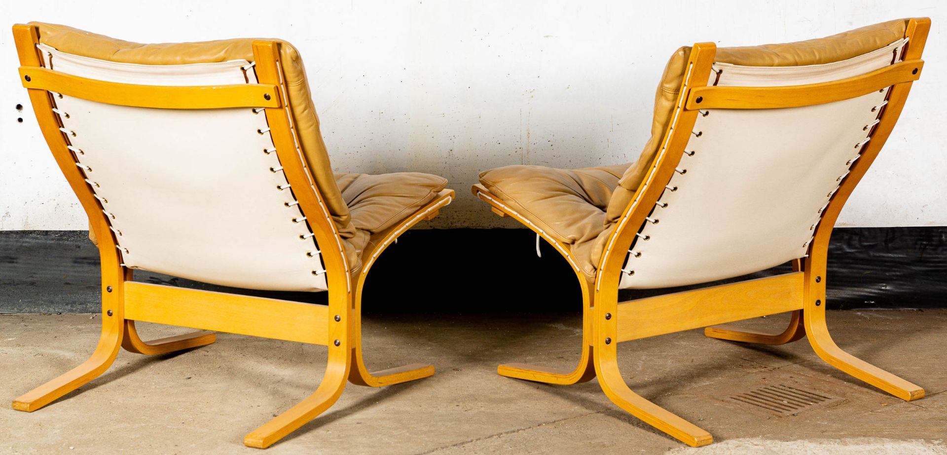 Paar bequemer Siesta-Sessel, beigefarbene Lederbezüge, Konstruktion aus gebogenem Weißbuchenschicht - Bild 8 aus 14