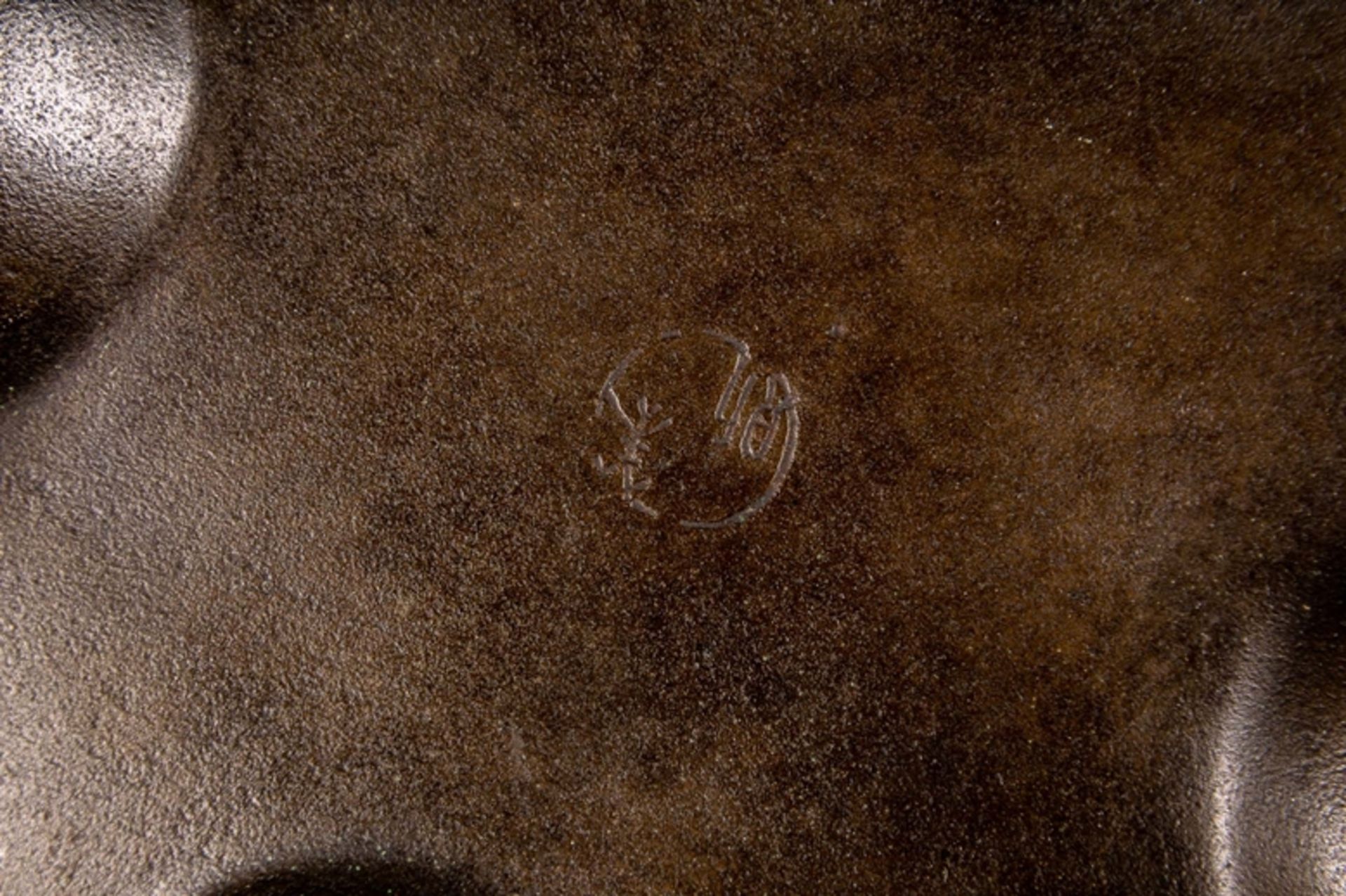 Großes Zierobjekt, Südostasien, wohl frühes 20. Jhd., Bronze, mehrteilige Fertigung, auf großem ebo - Image 7 of 8