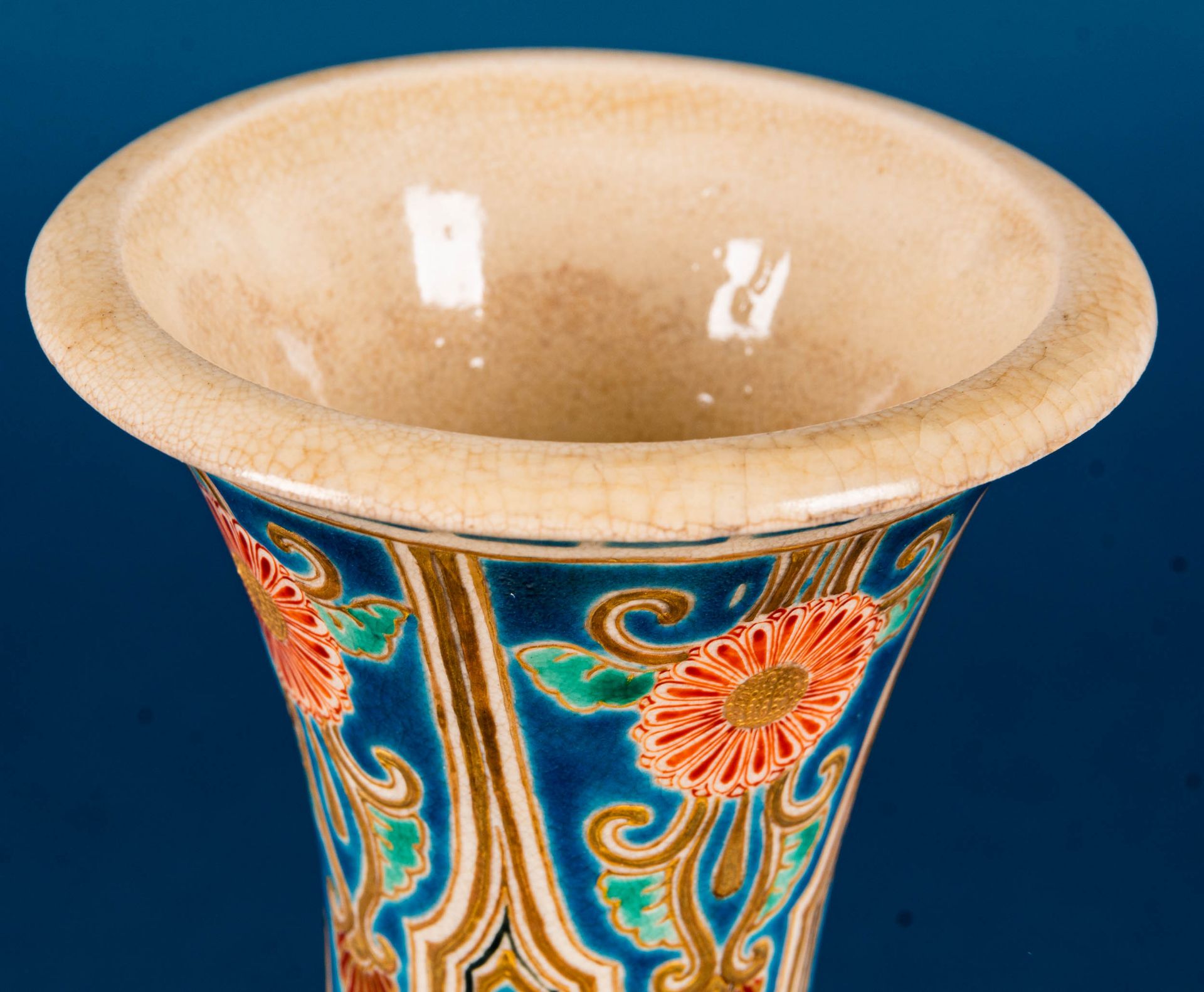 Hohe kegelförmige Vase, japan. Feinsteinzeug, heller Scherben mit "tanzenden Frauen" in aufwändigen - Image 20 of 20