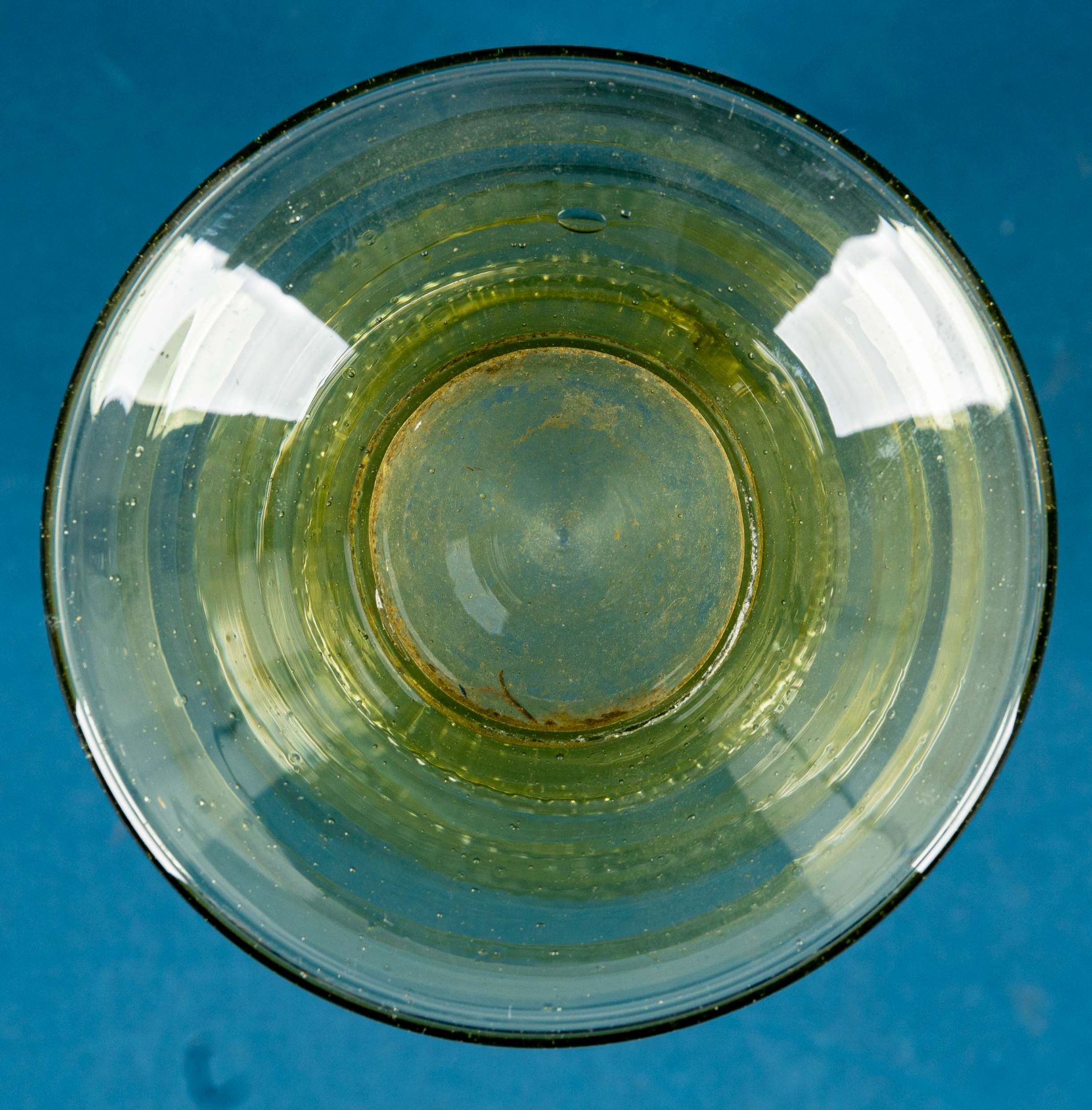 Großes antikes Trinkglas, grünliches Glas mit unzähligen Luftblaseneinschlüssen; mehrteilige Fertig - Bild 5 aus 6