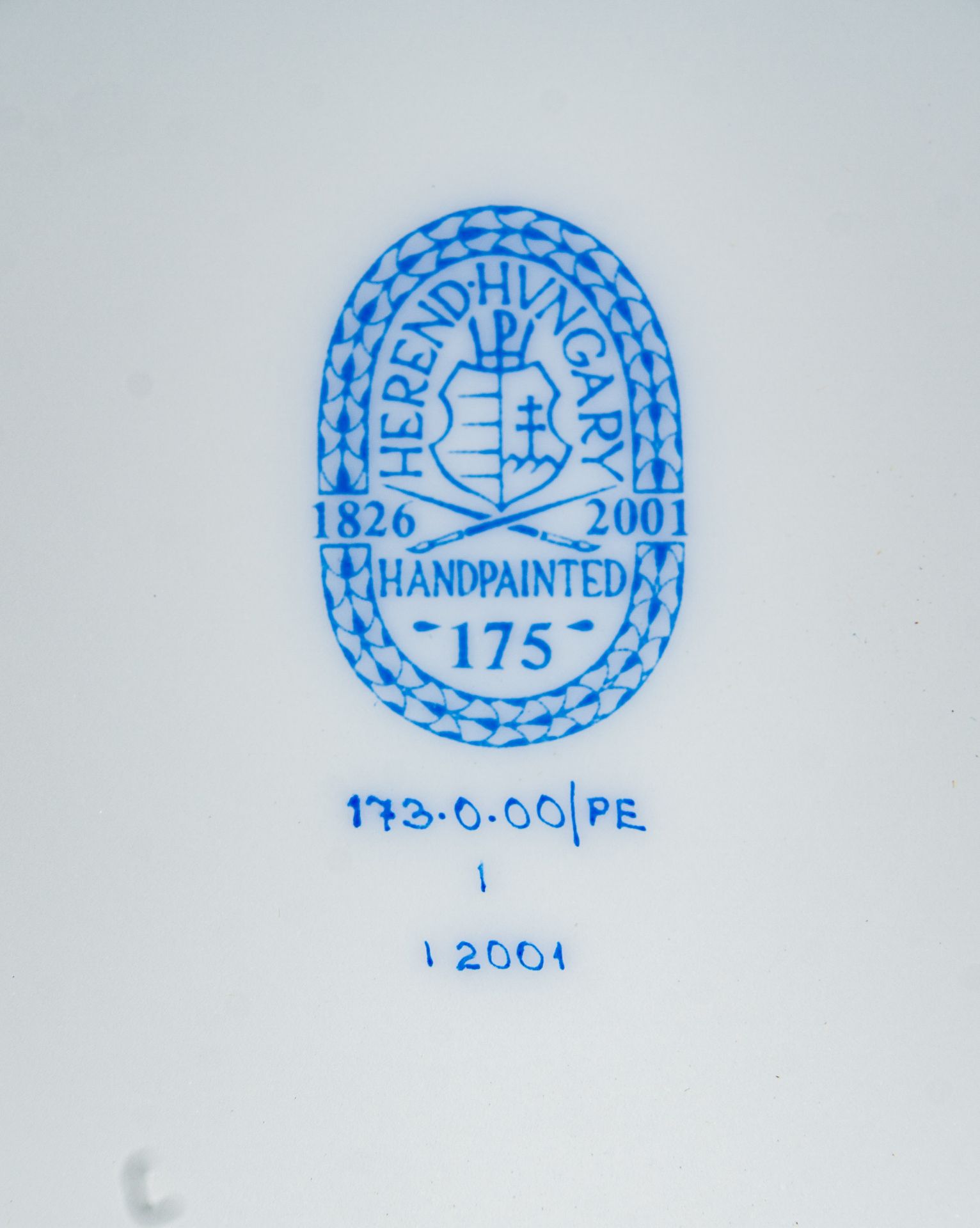 Tortenplatte mit Asthenkeln, Durchmesser ca. 32,5 cm, Herend Weißporzellan mit polychromem schwarz- - Image 7 of 11