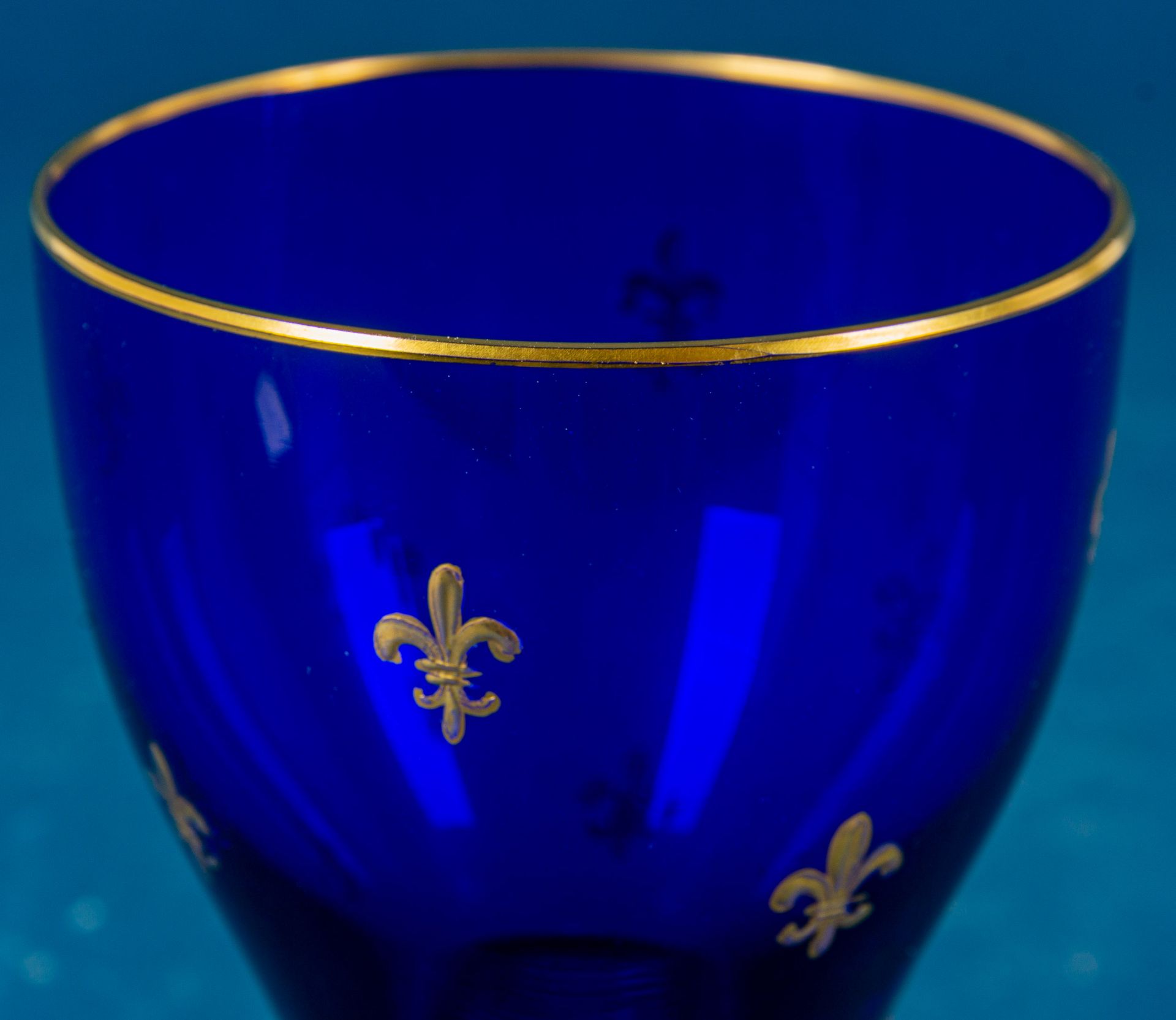 Blauvioletter Glaspokal mit Golddekor (Lilie), sehr schöner Erhalt, spätes 20. Jhdt., Höhe ca. 14 c - Bild 4 aus 5