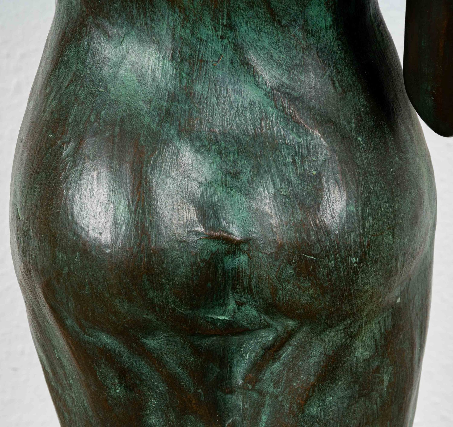 Große einflammige Figurenlampe, Bronze-Hohlguss mit grünlich-brauner Patina, ihre linke Hand emporg - Image 14 of 20