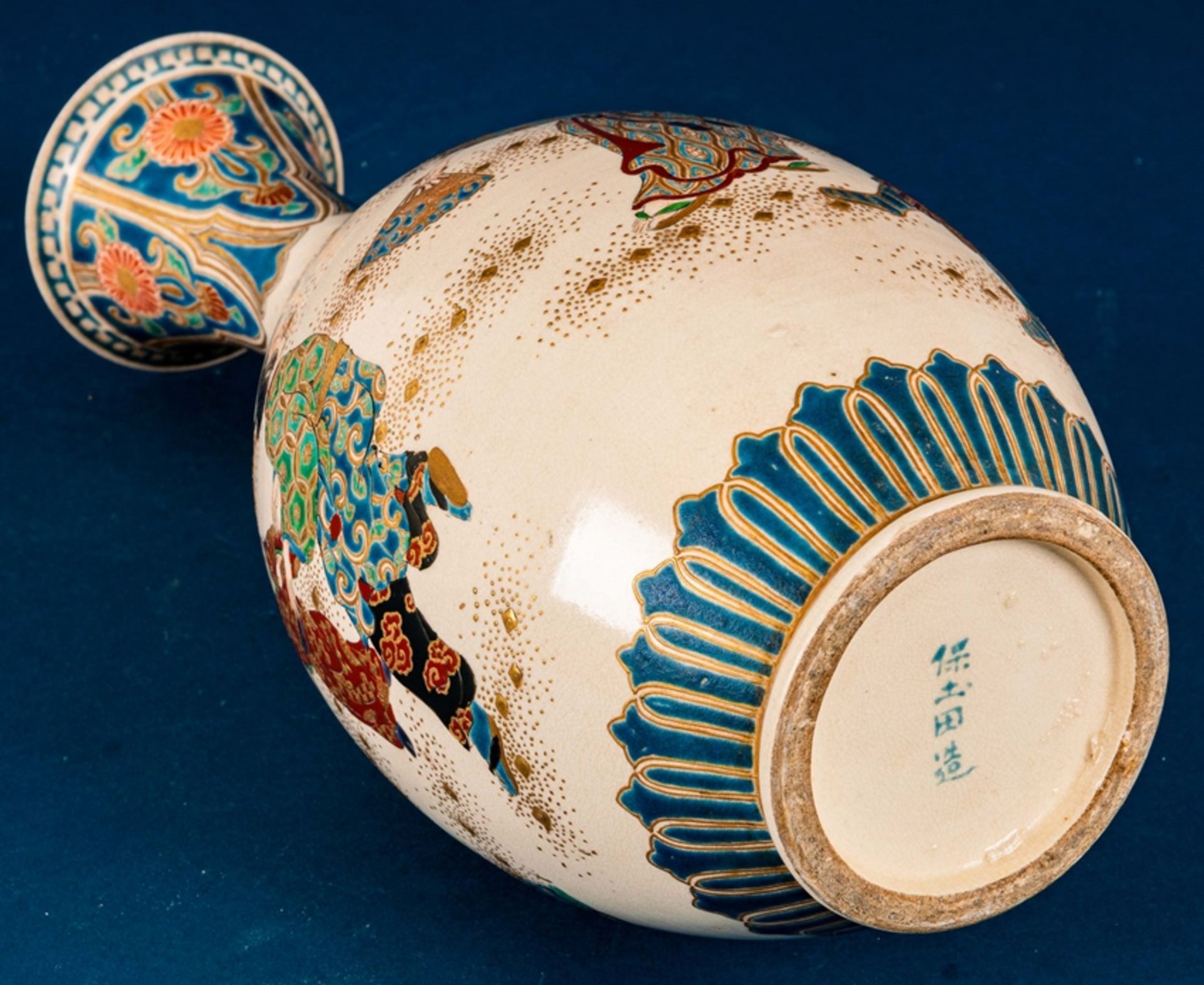 Hohe kegelförmige Vase, japan. Feinsteinzeug, heller Scherben mit "tanzenden Frauen" in aufwändigen - Image 18 of 20