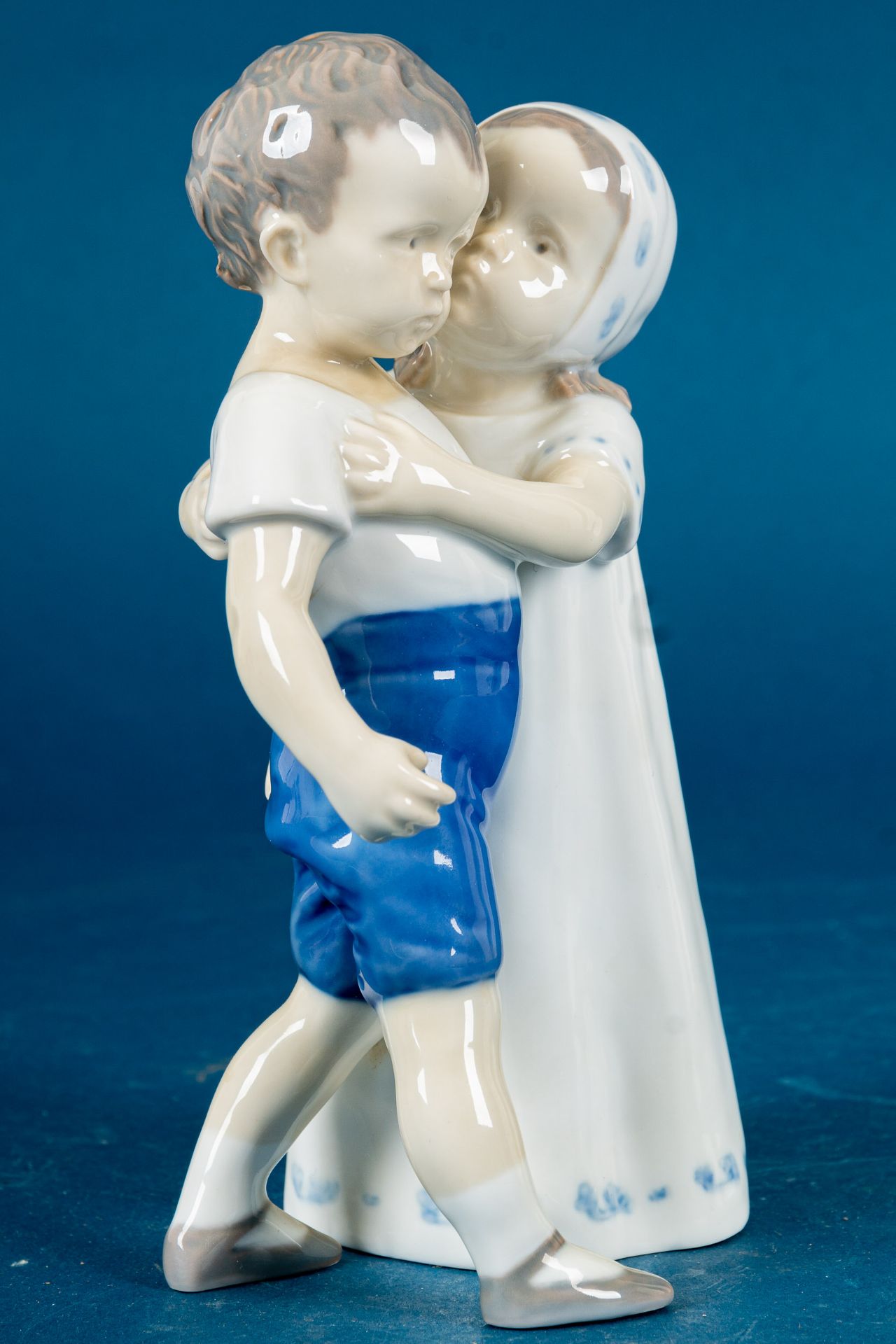 "Junge Liebe", mit sanften Tönen polychrom bemalte Figurengruppe eines sehr jungen Paares, Bing & G - Image 2 of 13