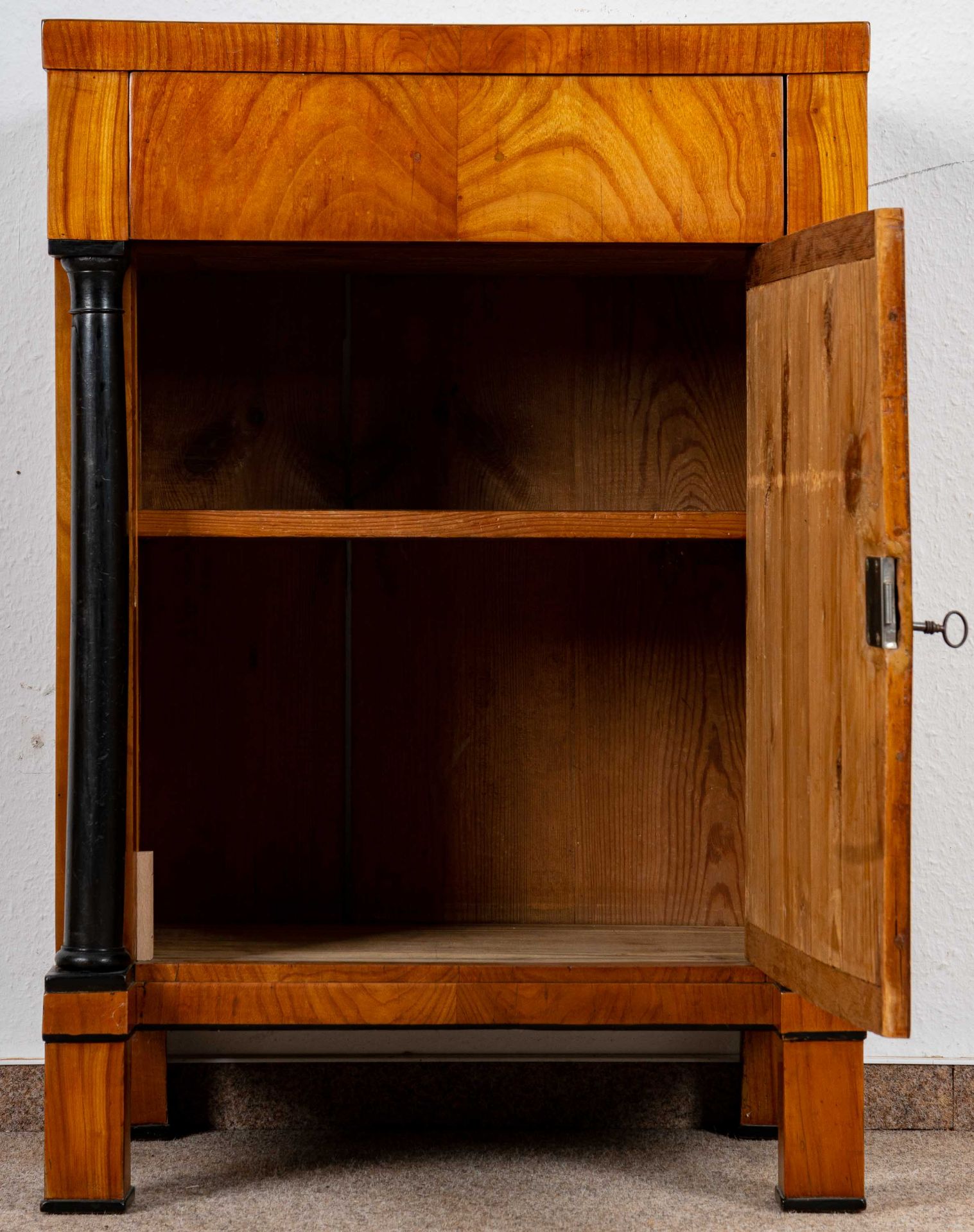 Eintüriger Halbschrank/Pfeilerschränkchen, süddeutsches Biedermeier um 1820/30, Kirschbaum massiv & - Bild 7 aus 14