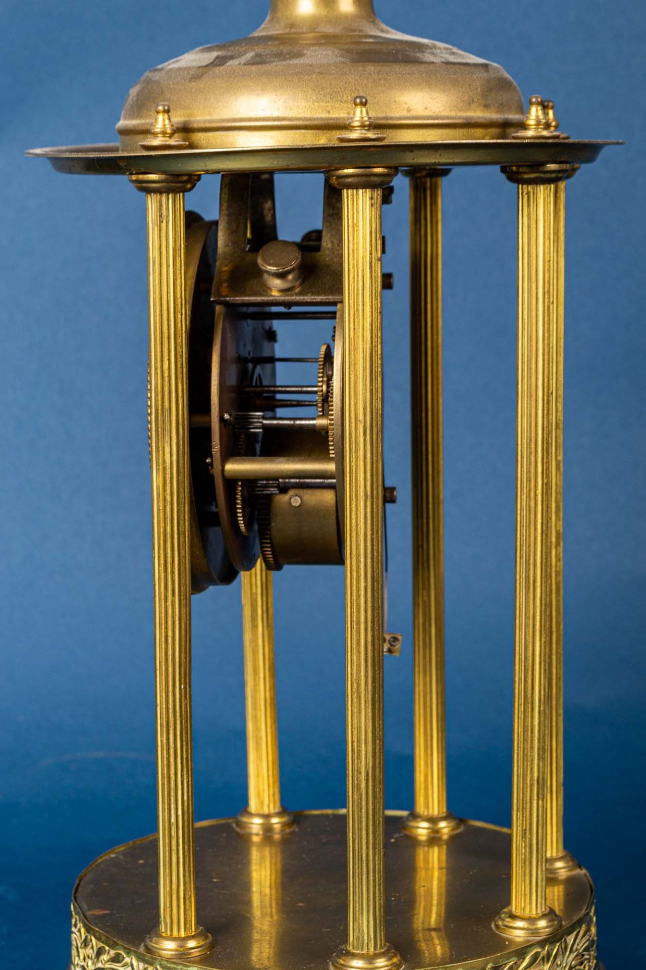 Dekorative Tischuhr in Tempelform, um 1900/20, Messingblechgehäuse in Empireform, ungeprüft; Höhe c - Bild 4 aus 6