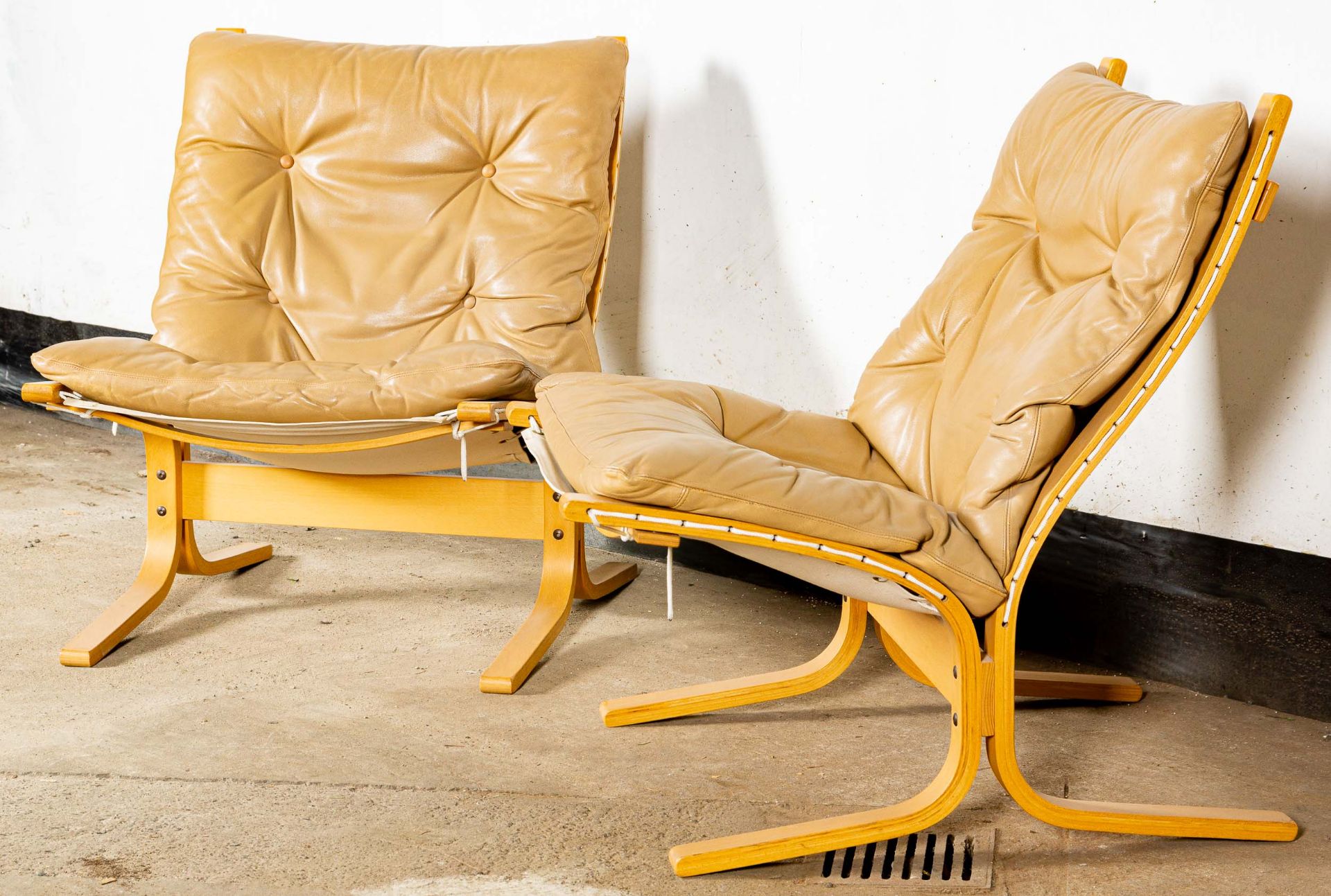 Paar bequemer Siesta-Sessel, beigefarbene Lederbezüge, Konstruktion aus gebogenem Weißbuchenschicht - Bild 7 aus 14