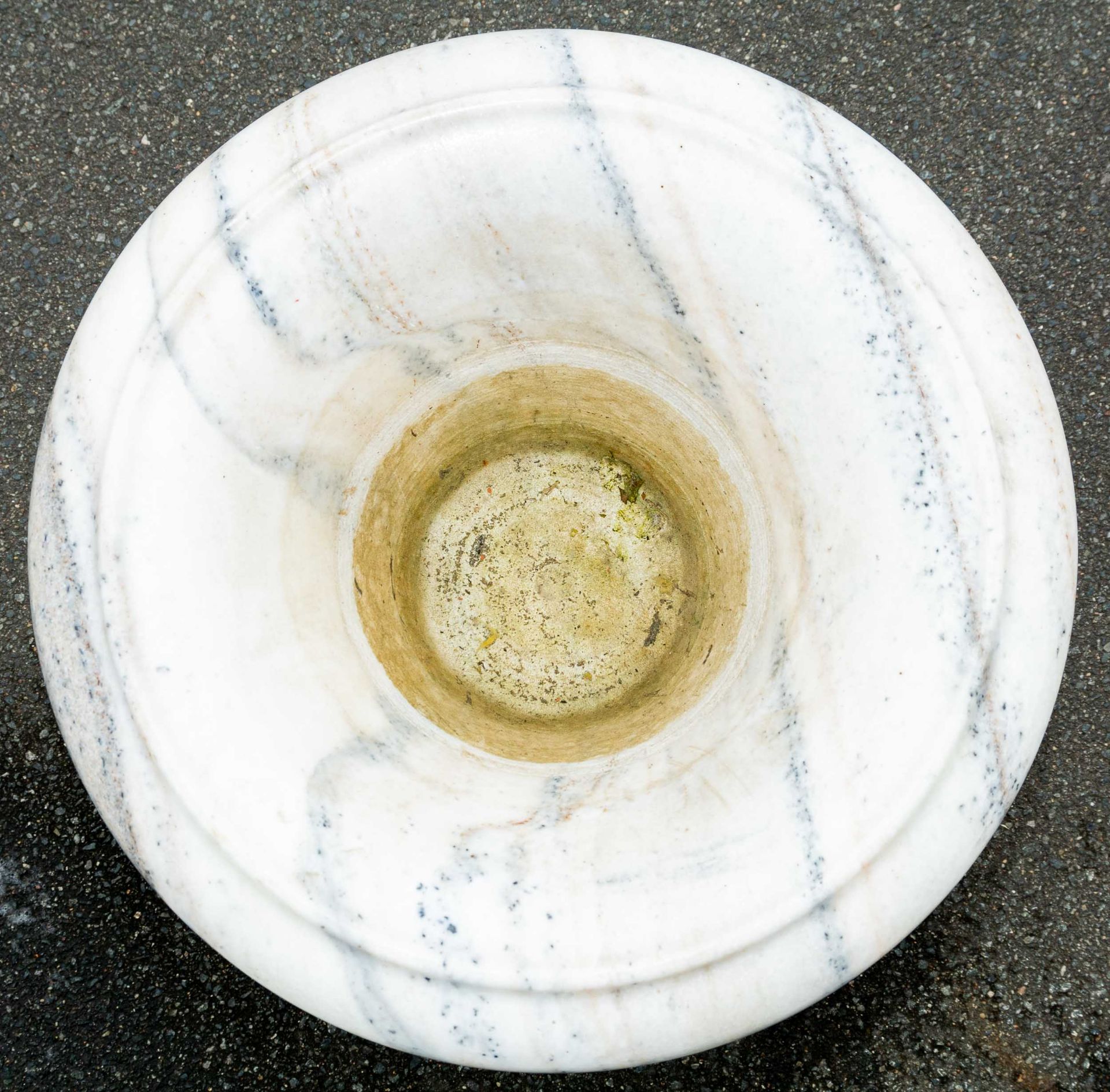 Klassische Parkvase/ Gartenvase, weiß-grauer Marmor, Höhe ca. 72 cm, Durchmesser ca. 48 cm; Bodenpl - Bild 5 aus 9