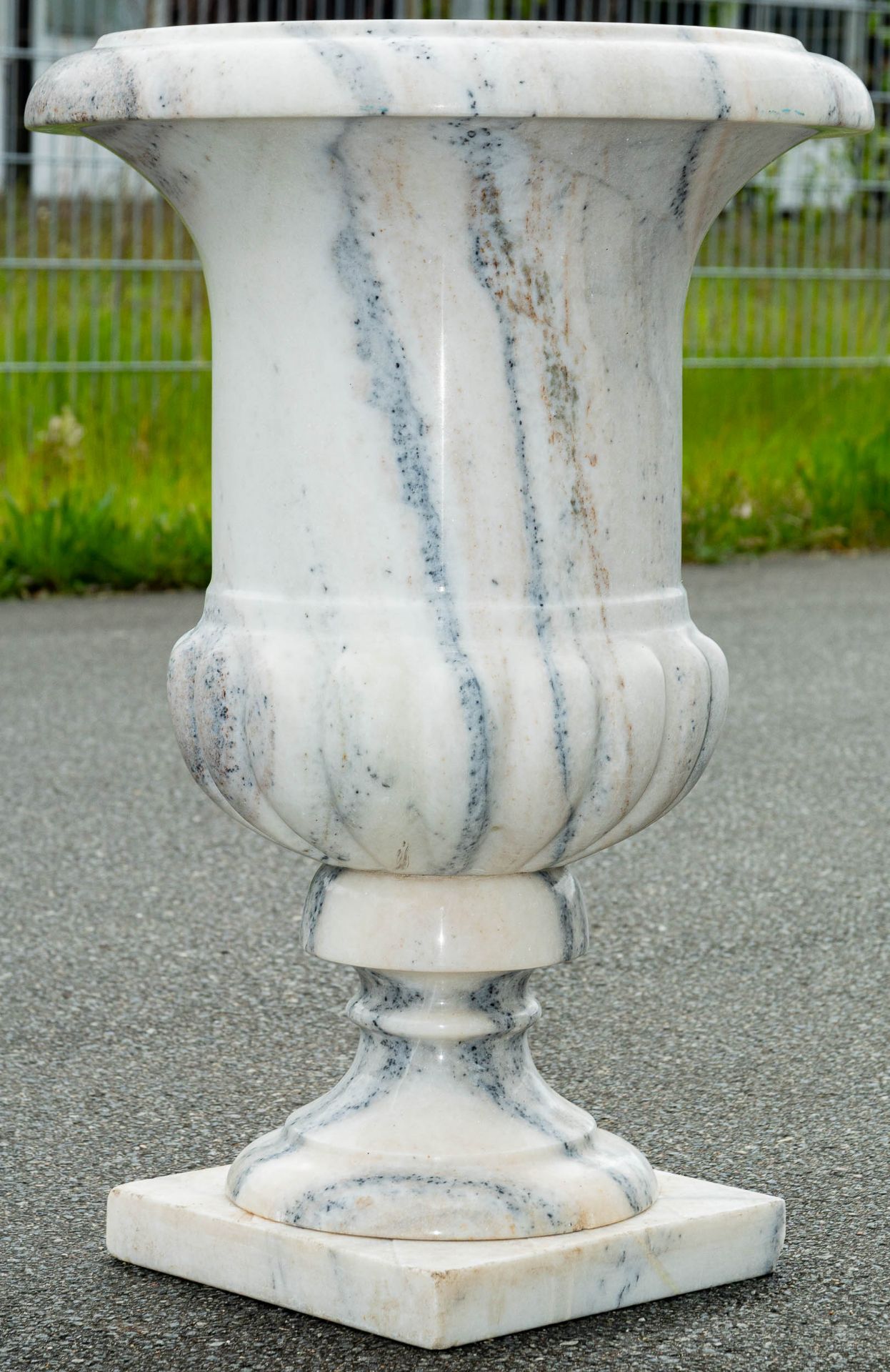 Klassische Parkvase/ Gartenvase, weiß-grauer Marmor, Höhe ca. 72 cm, Durchmesser ca. 48 cm; Bodenpl - Bild 3 aus 9