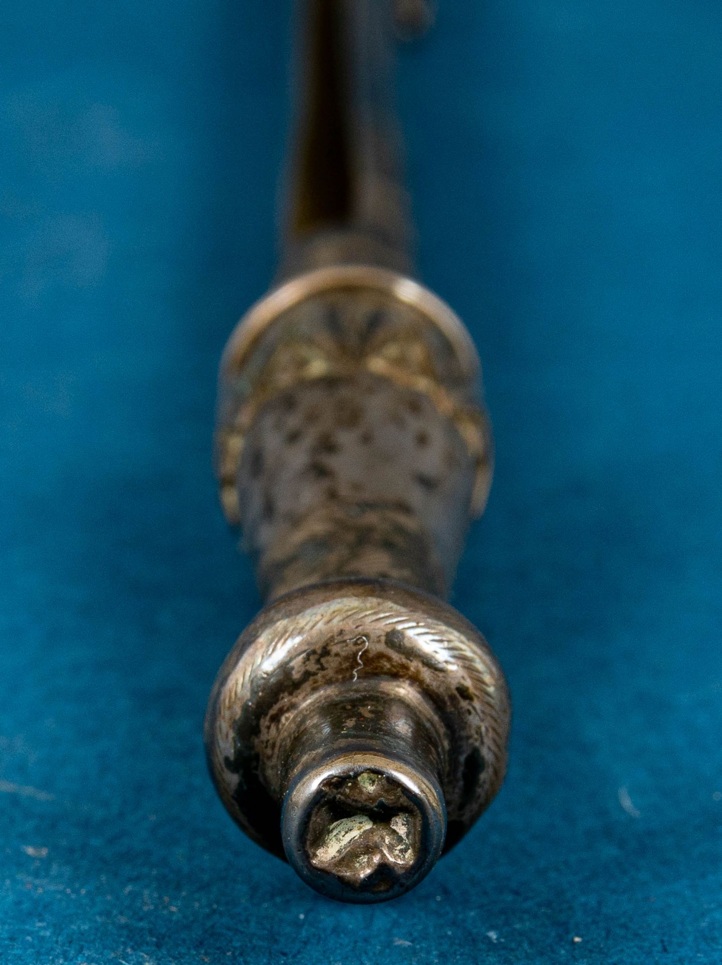 Antiker, fein gravierter THORA - Zeiger, Silber?, Anfang 19. Jhd., Länge ca. 26,5 cm, ca. 40 gr. - Image 5 of 6