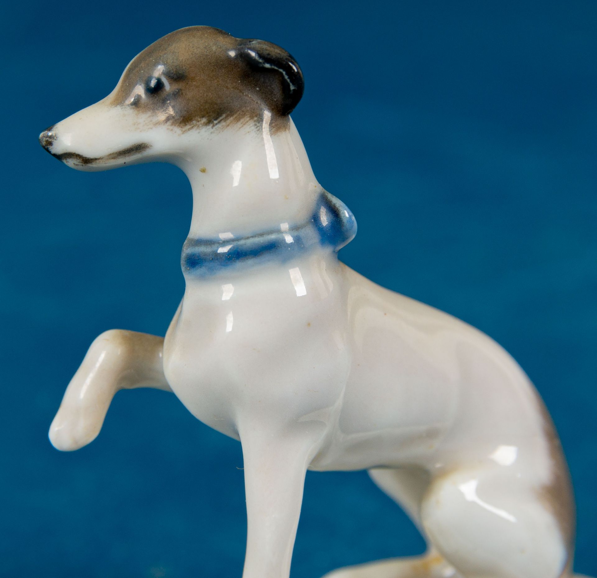 "Terrier" der Marke Rosenthal, kleine Porzellanfigur eines jungen Vorstehhundes, das Pfötchen geben - Image 7 of 8