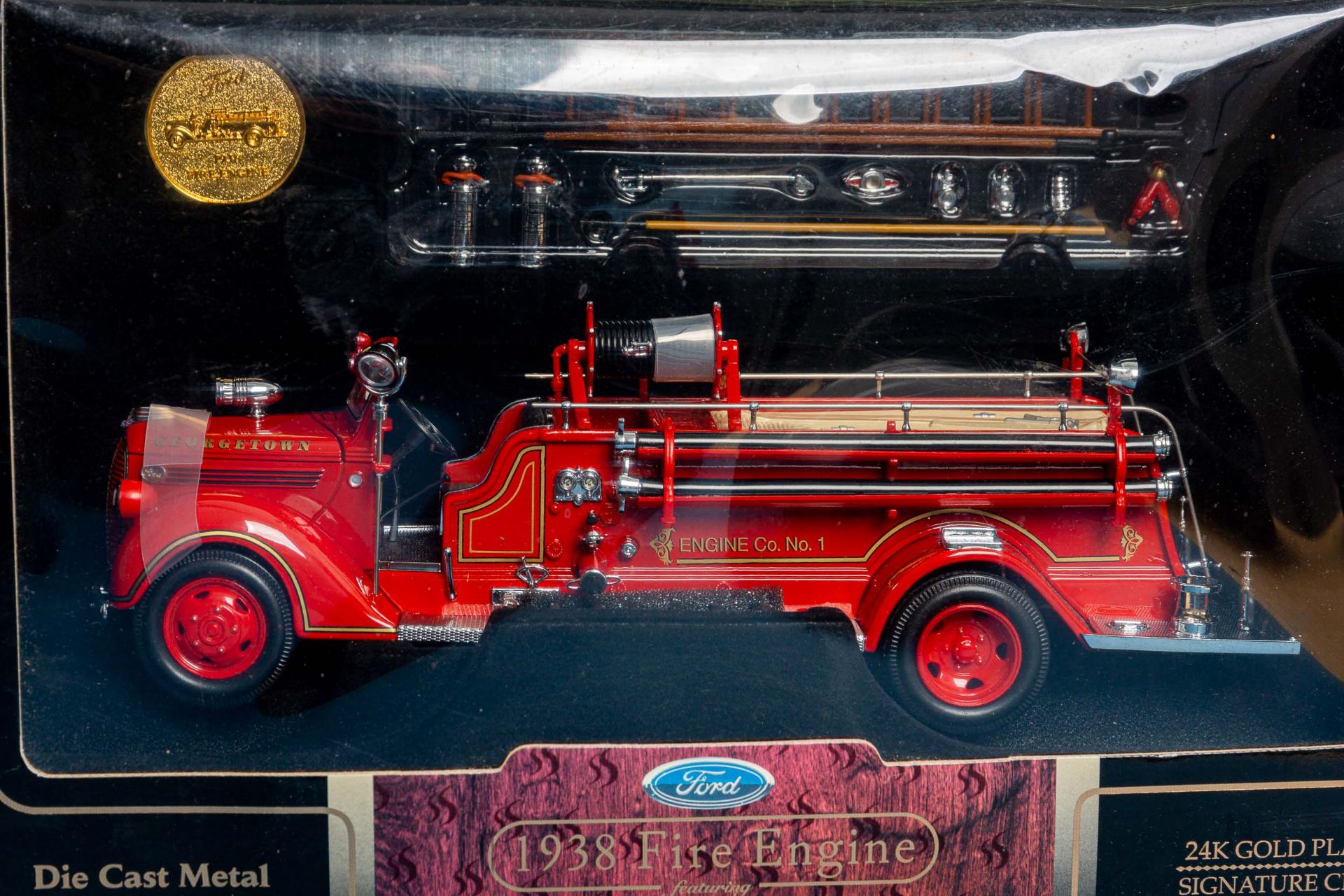 2 orig. verpackte "FIRETRUCKS", Maßstab 1:18, Ford-Modell Feuerwehr-Autos. Ungeprüft. - Bild 13 aus 20